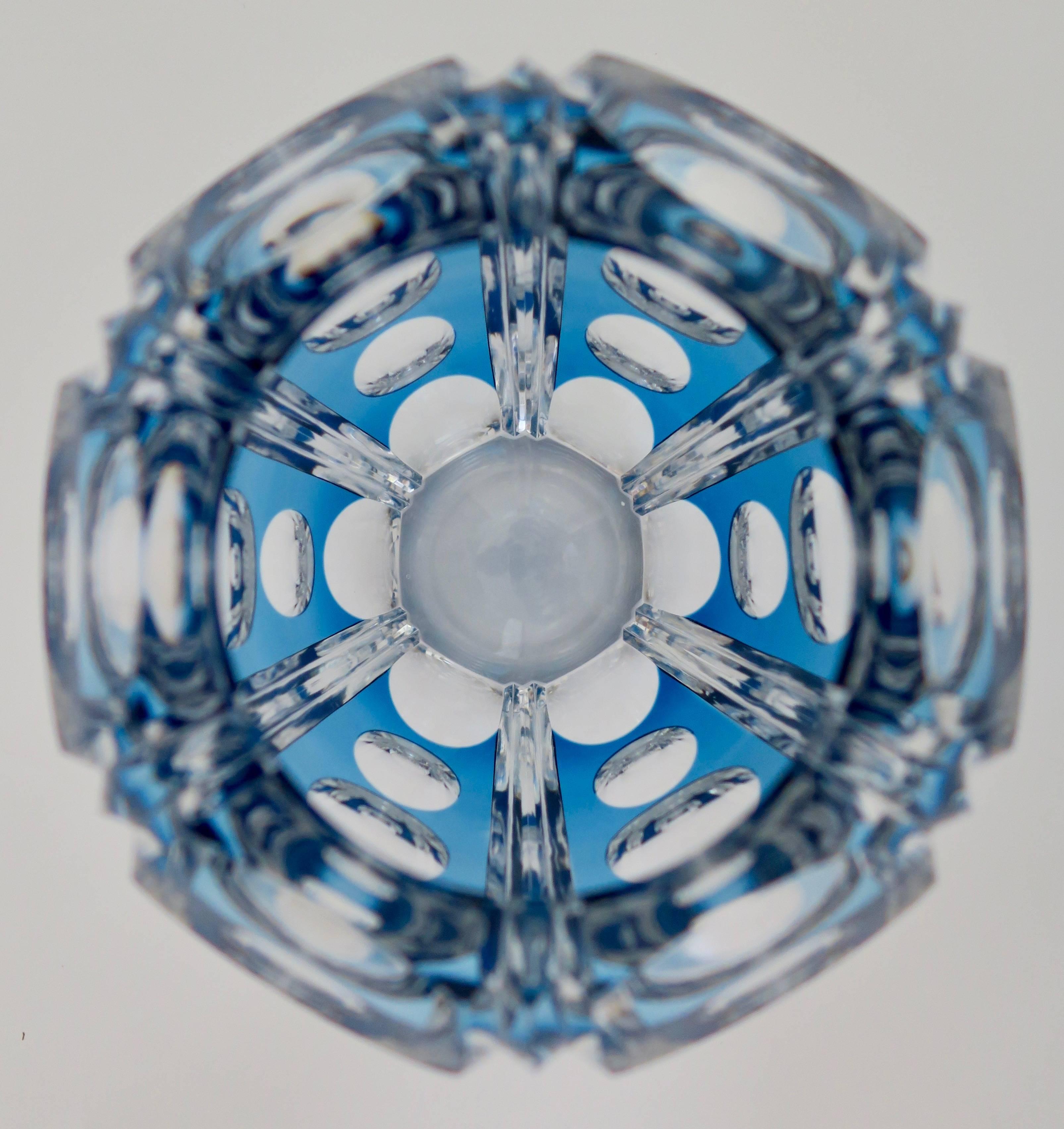 Joseph Simon's exceptional prismatic cut-glass piece

Amazing blue color and its reflections

In absolutely perfect condition: Impecable 

Origin: Belgium, 1930

Dimensions: 25 cm height x 19 cm diameter





           