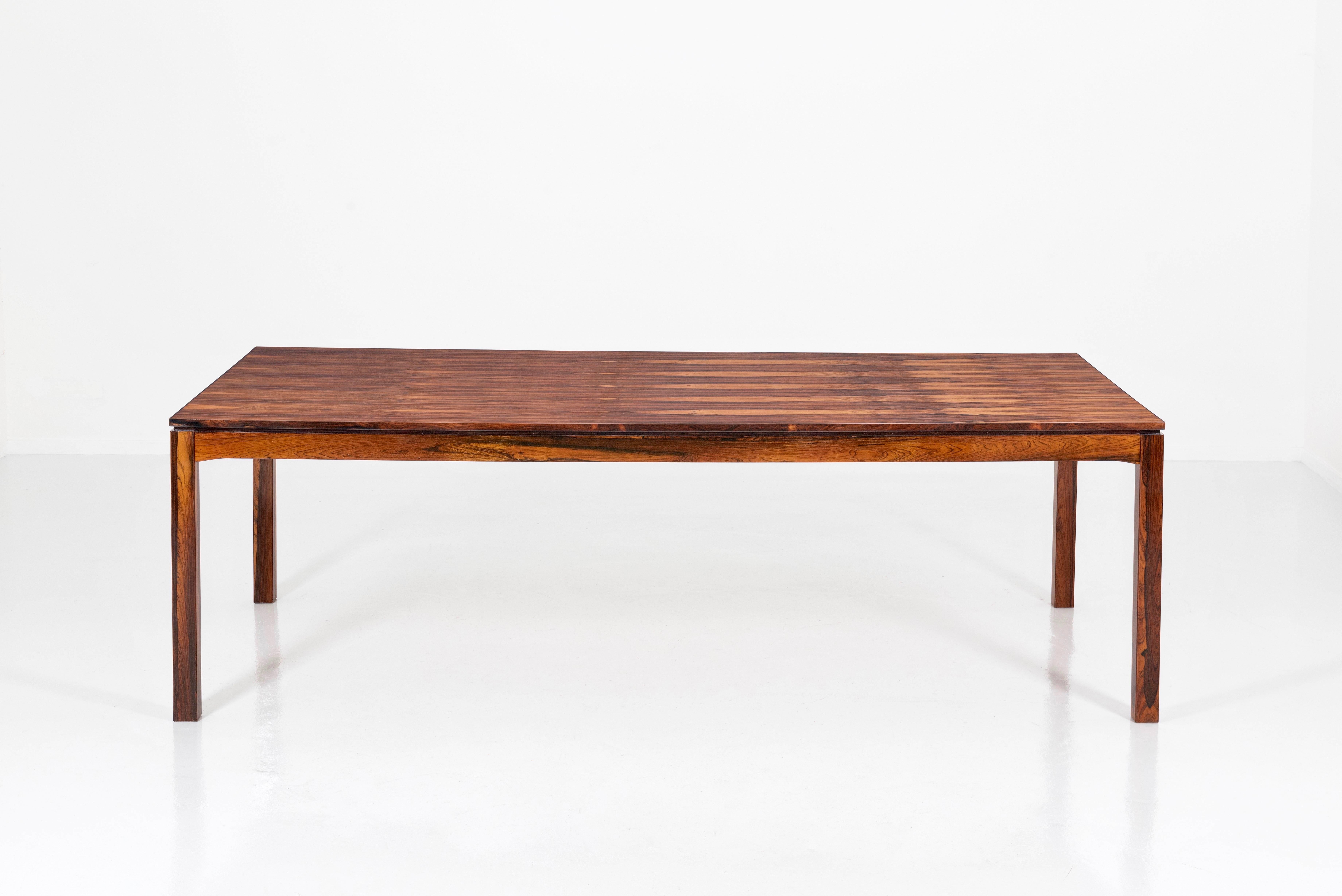 1960's Brazilian Dining / Conference Table in Spectacular Rosewood  In Excellent Condition For Sale In Brussels, BE