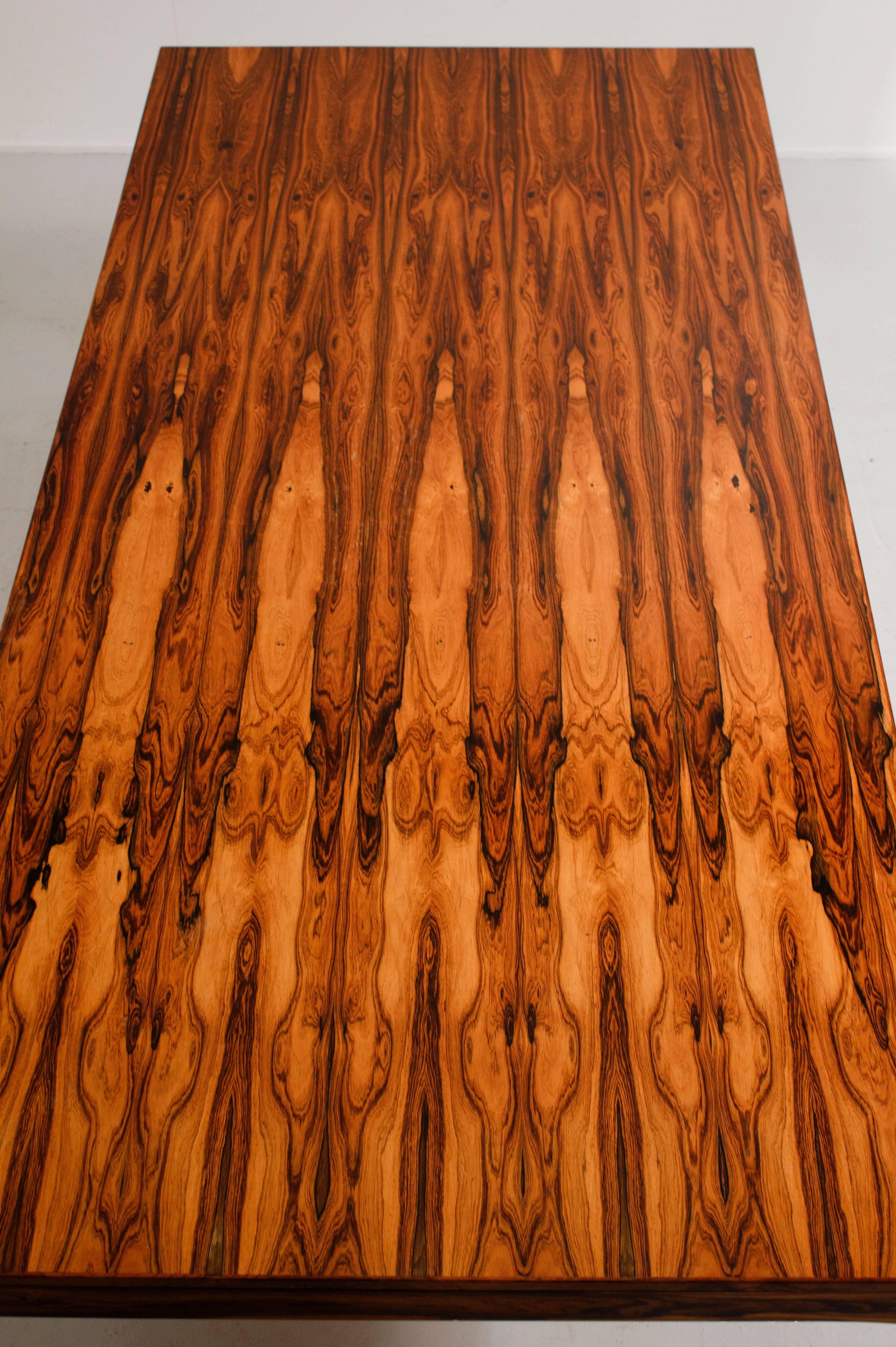 Mid-Century Modern Brazilian Dining Table with Spectacular Rosewood Top In Excellent Condition For Sale In Brussels, BE