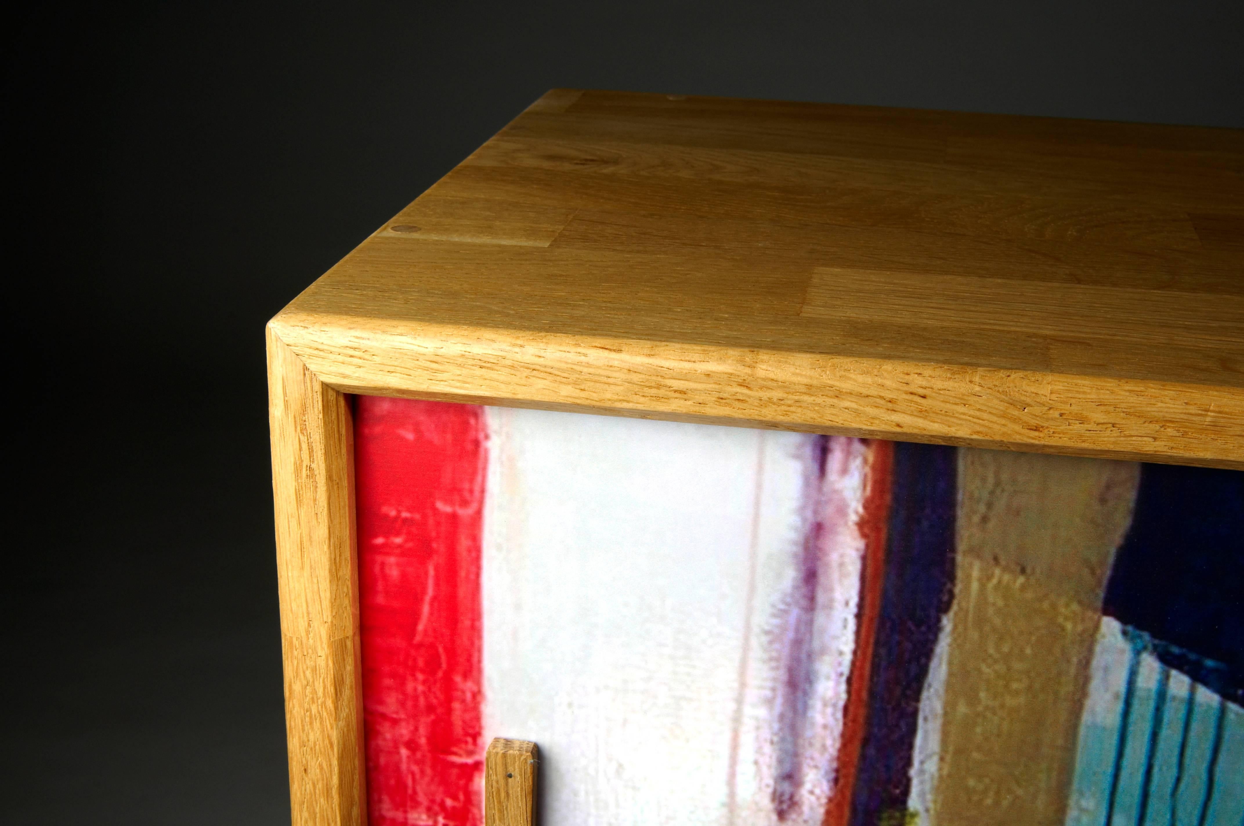 Side board cabinet in solid oak with sliding door, elegance and purity of the lines,
for this furniture of ornament with irreproachable finishing,
façade according to a contemporary painting by Brigitte Guillen.
Ecological varnish, designed and