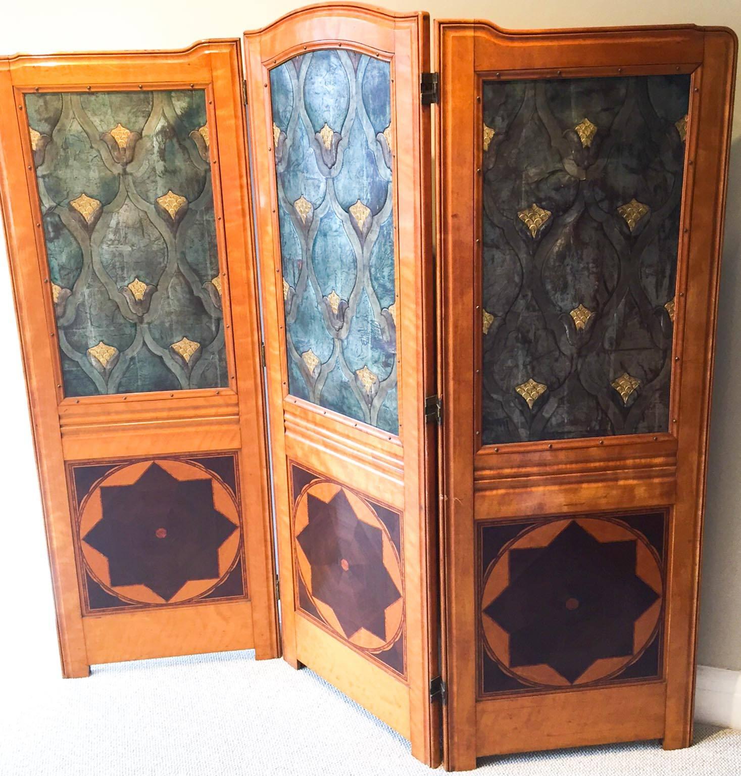 A simply stunning Art Nouveau three-fold dressing screen. The attractive satinwood frame with its arched centre panel has a wonderful color and design. The leather panels are all held firm with a screwed inner molding. The screen is held together