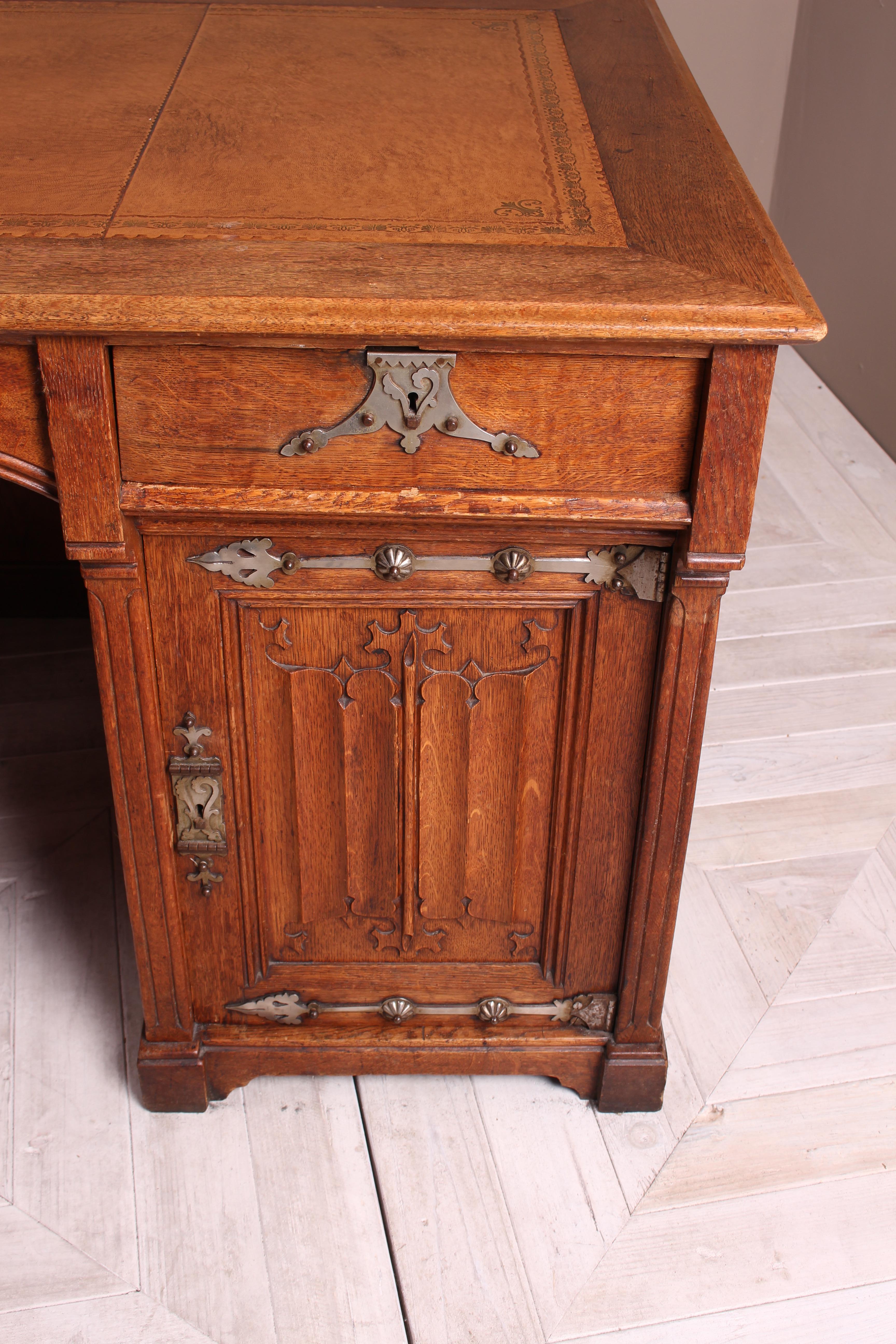 Victorian Gothic Revival Oak Desk in the Manner of Pugin In Excellent Condition In Heathfield, East Sussex