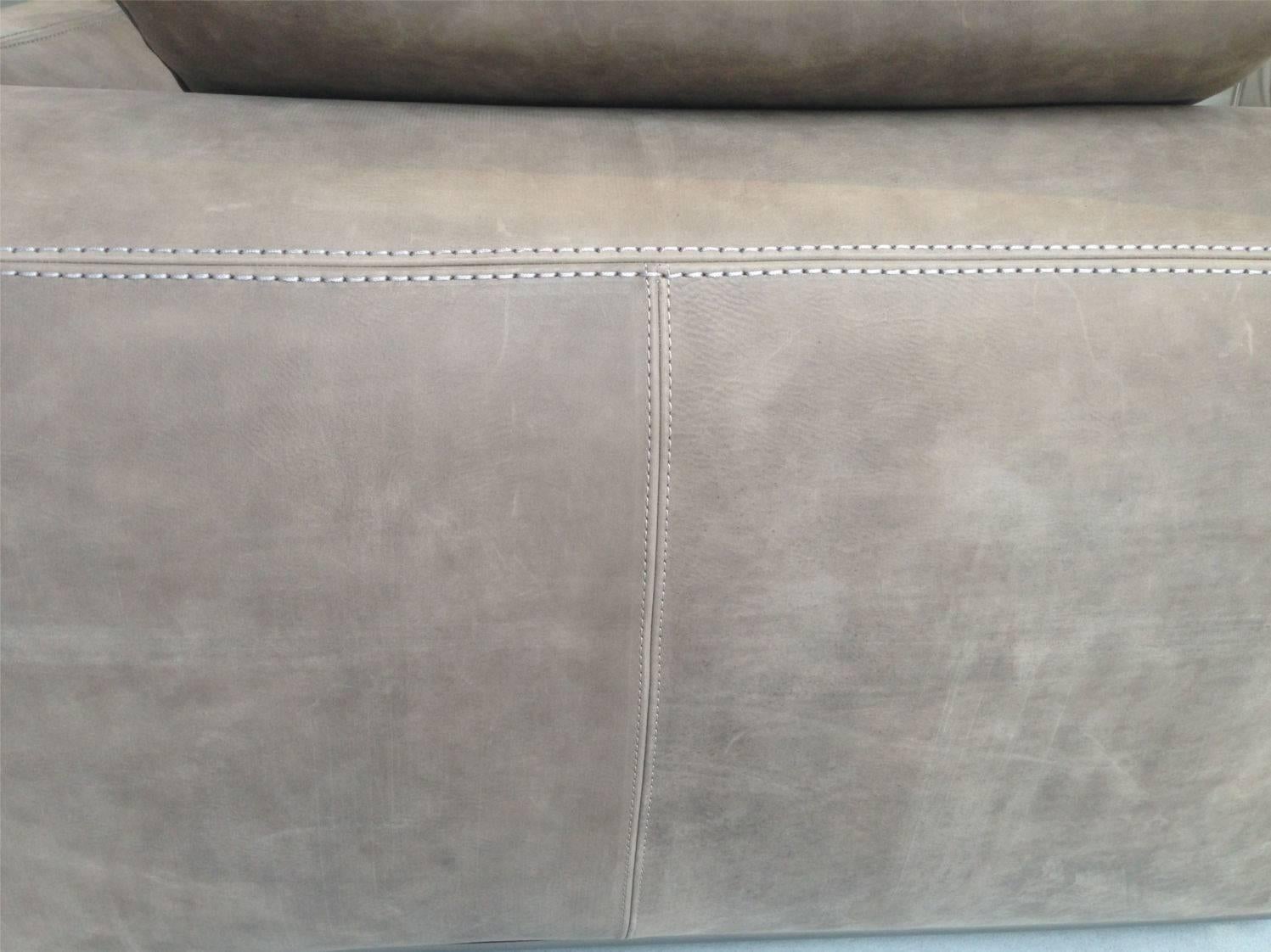 Cierre Sofa Flower by the Italian Manufacture for Leather Furniture For Sale 1