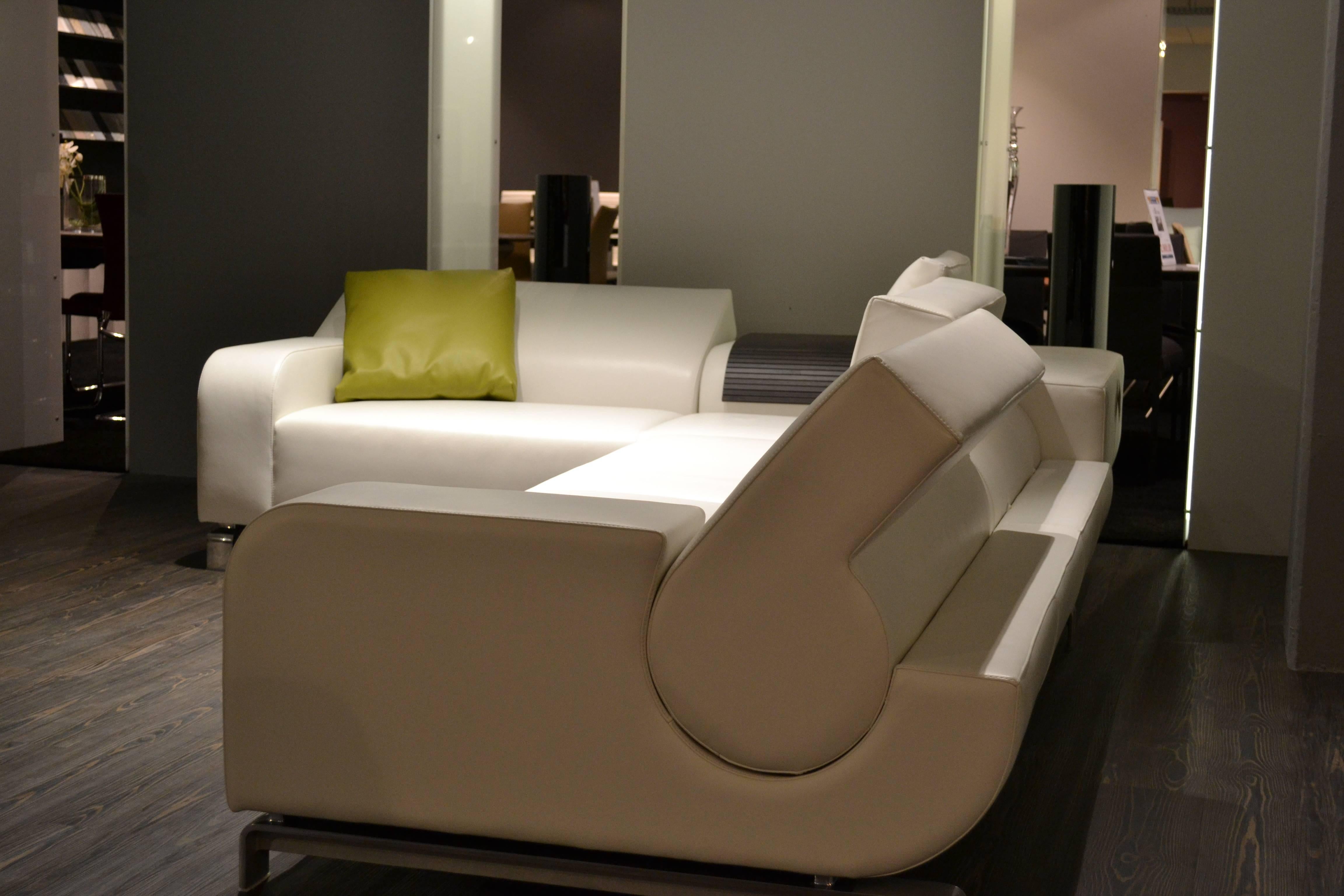 This corner sofa is produced by the long-standing Dutch manufacture Leolux.