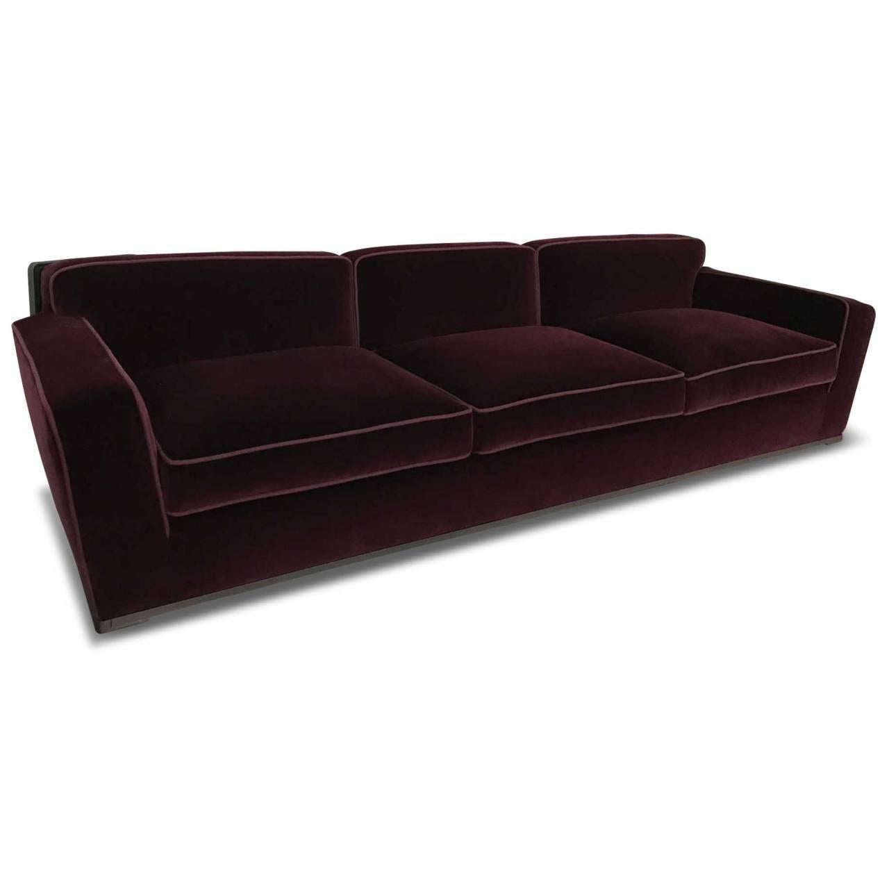 With pleasure we present to you the noble sofa "Solatium", designed and manufactured ba B & B Italia in Italy, that creates a noble appearance through its massive design in combination with the velvety burgungy fabric finish.
The