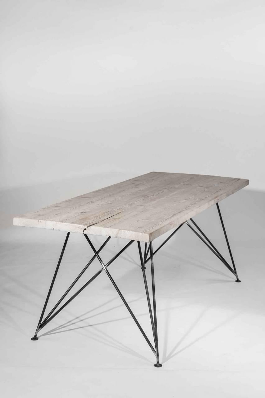 We are delighted to present to you the dining room table “MC 01”, designed and manufactured by WUUD in Dusseldorf, Germany, that unites the design of the modern era with the design of the Mid-Century and creates a completely new lightness despite