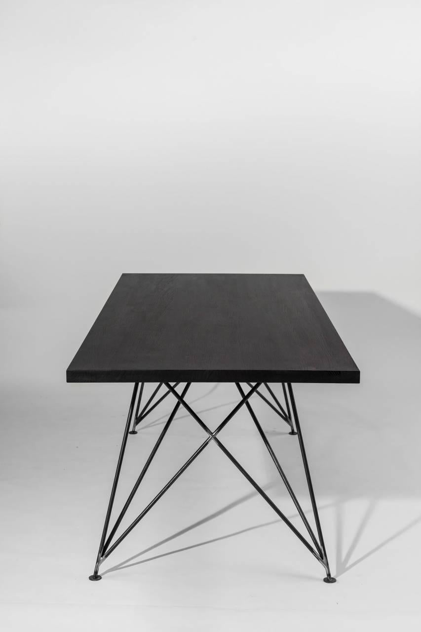With pleasure we present to you the dining room table “MC 02”, designed and manufactured by WUUD in Dusseldorf, Germany, that provides a combination of modern design with the style of the Mid-Century. The elaborate frame, made of powder-coated round