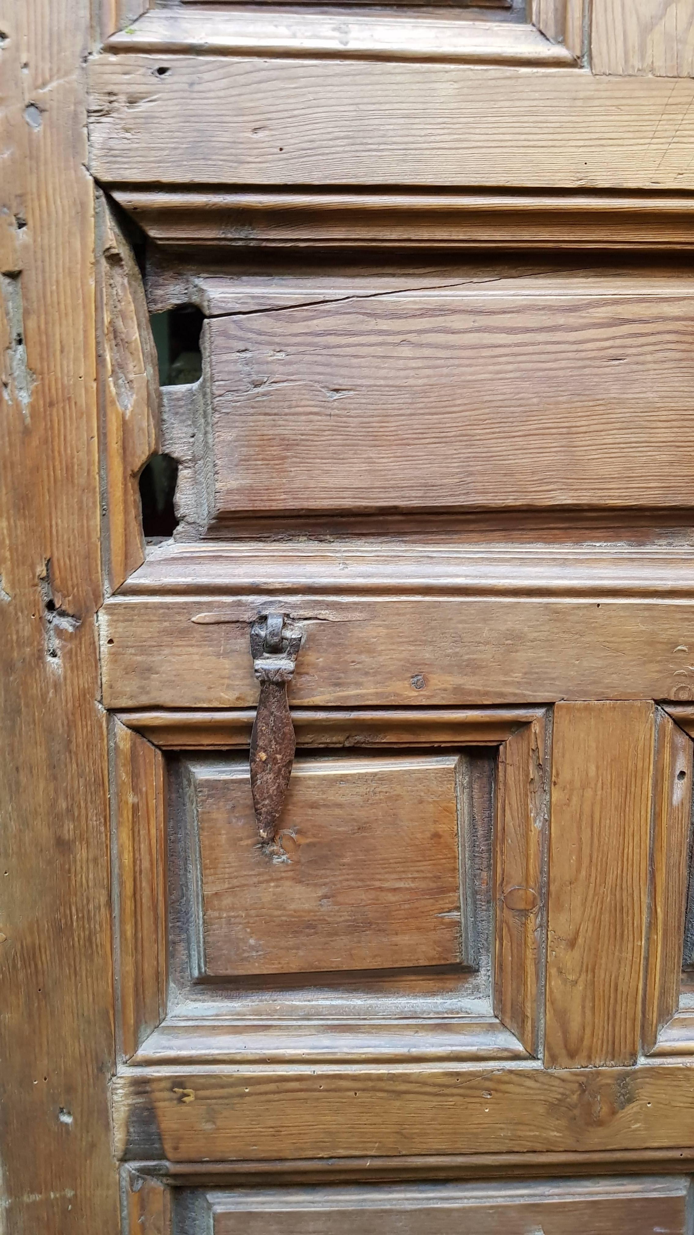 Very nice Spanish front door from the 18th century. The structure and the rectangles on the front part are made in pine wood.