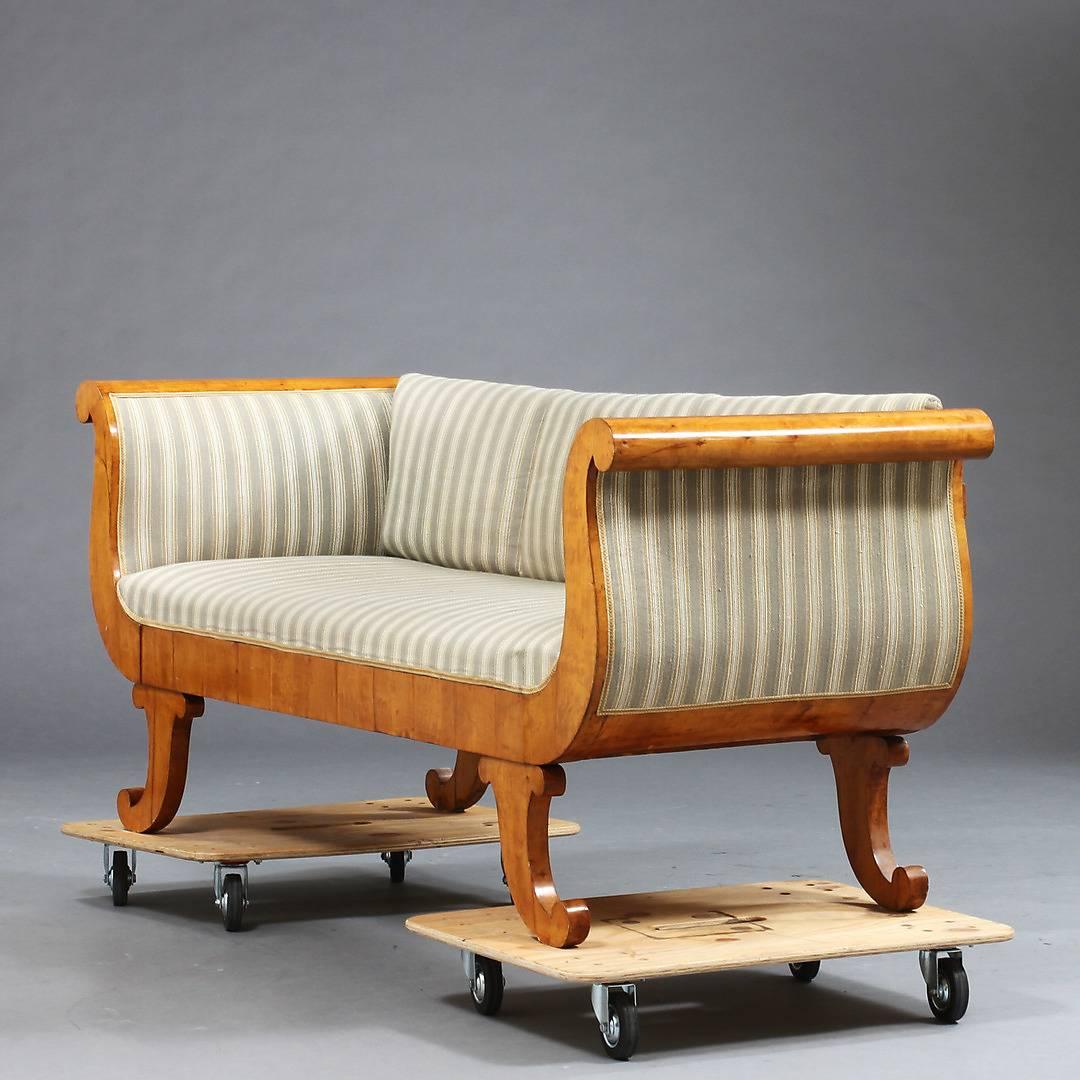 This extremely rare Swedish antique Biedermeier sofa came we understand from Engelsberg herregarde (manor) in Sweden.

Its a very fine example of the Biedermeier style and has top grade quilted birch veneers finished in the sought after honey color