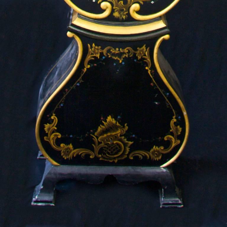 Suédois Horloge Mora suédoise ancienne noire des années 1800 hautement décorative peinte à la main et dorée en vente