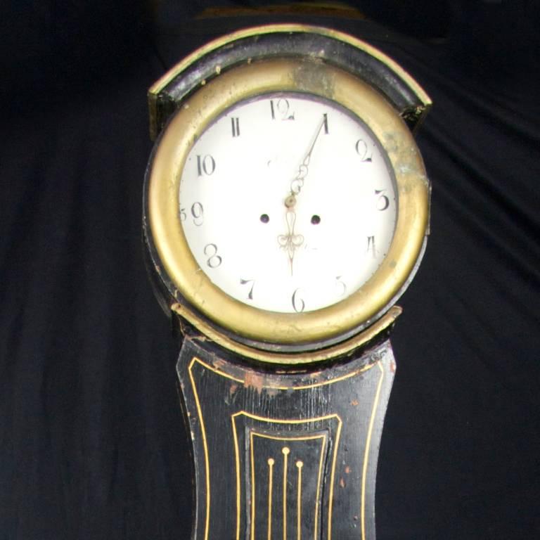 Rare example of a tall & highly decorative, 1800s antique Swedish mora clock with beautiful hand-painted flower detailing and gilt style decoration to the body and hood.

This original, early 1800s mora clock has a beautiful face with a clean