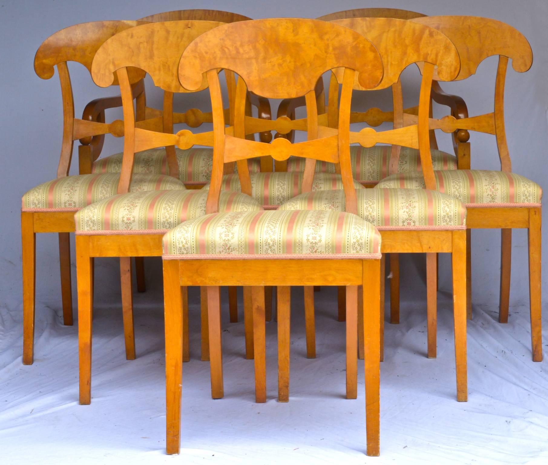 Very hard to find set of antique Swedish flame golden birch Biedermeier dining chairs with the distinctive curved seat back, roundel motif and gracefully curved front legs.

The top grade flame veneers are brought to life by the sought after honey