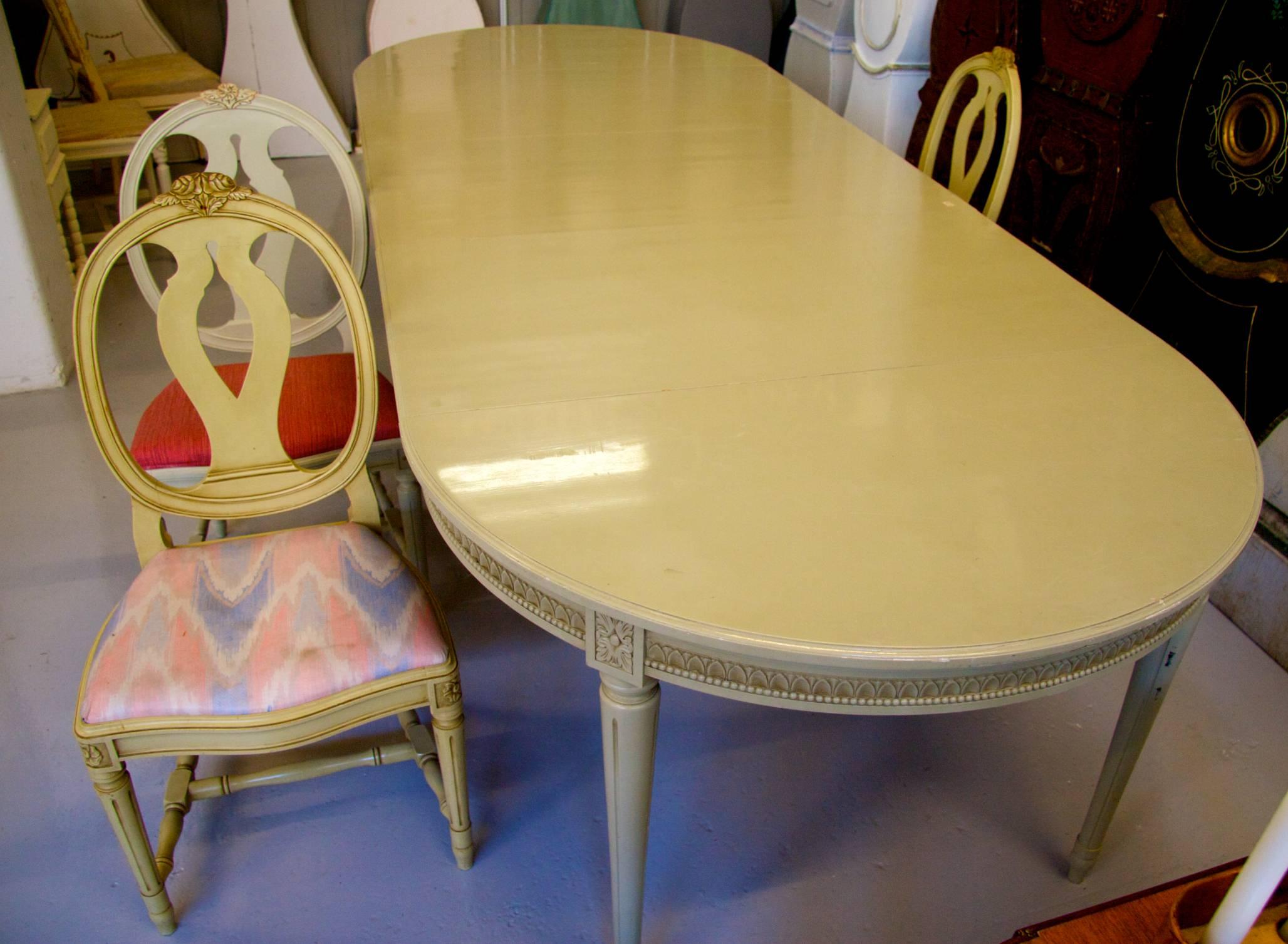 Early 20th century Swedish antique Gustavian extendable dining table which extends from 110 cm approximate in the round to 298cm long with two leaves.

It has the Classic Gustavian fluted legs and rosettes and unusually egg and dart frieze going