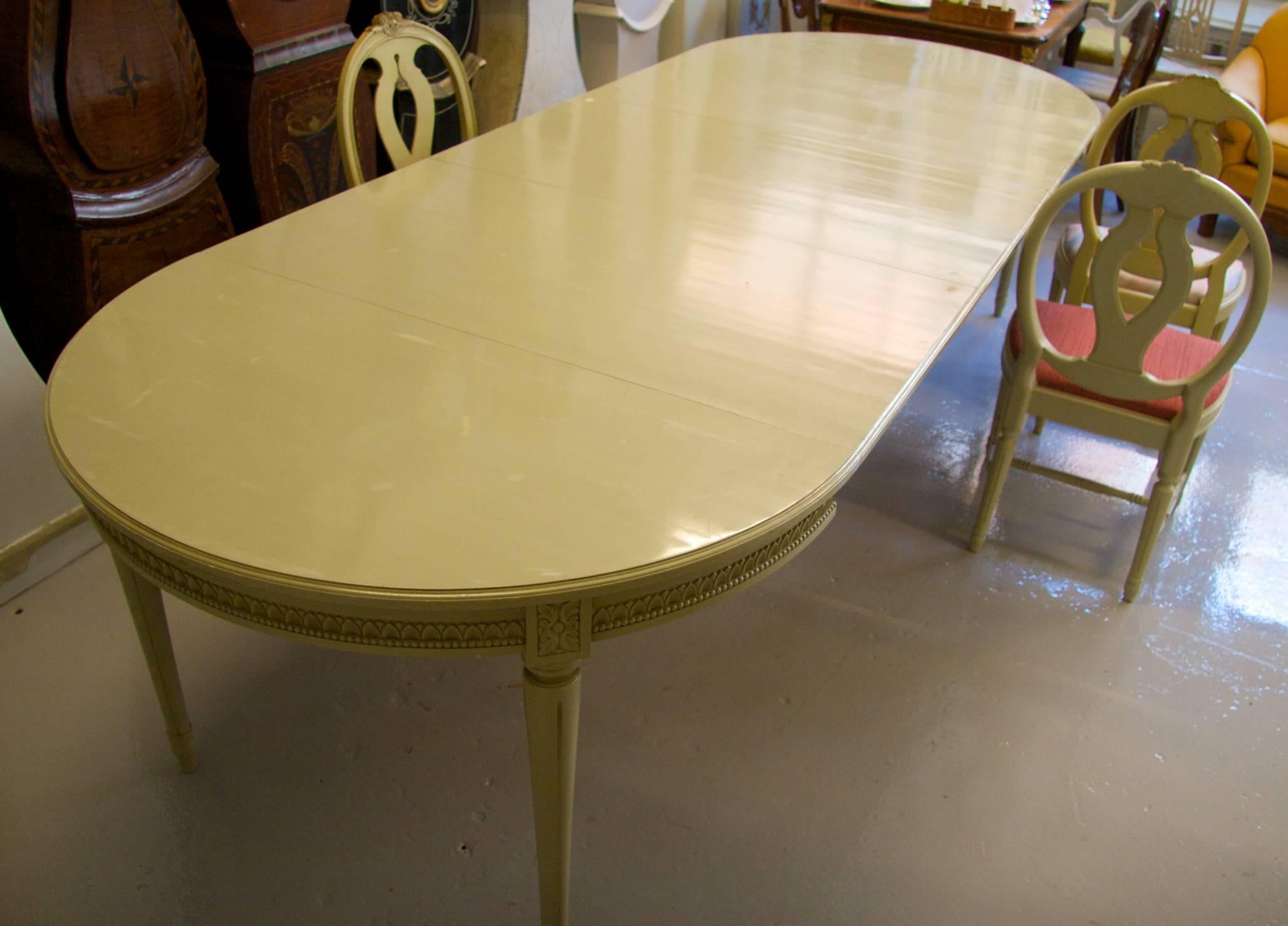 Early 20th Century Antique Swedish Gustavian Extendable Dining Table In Good Condition In LONDON, GB