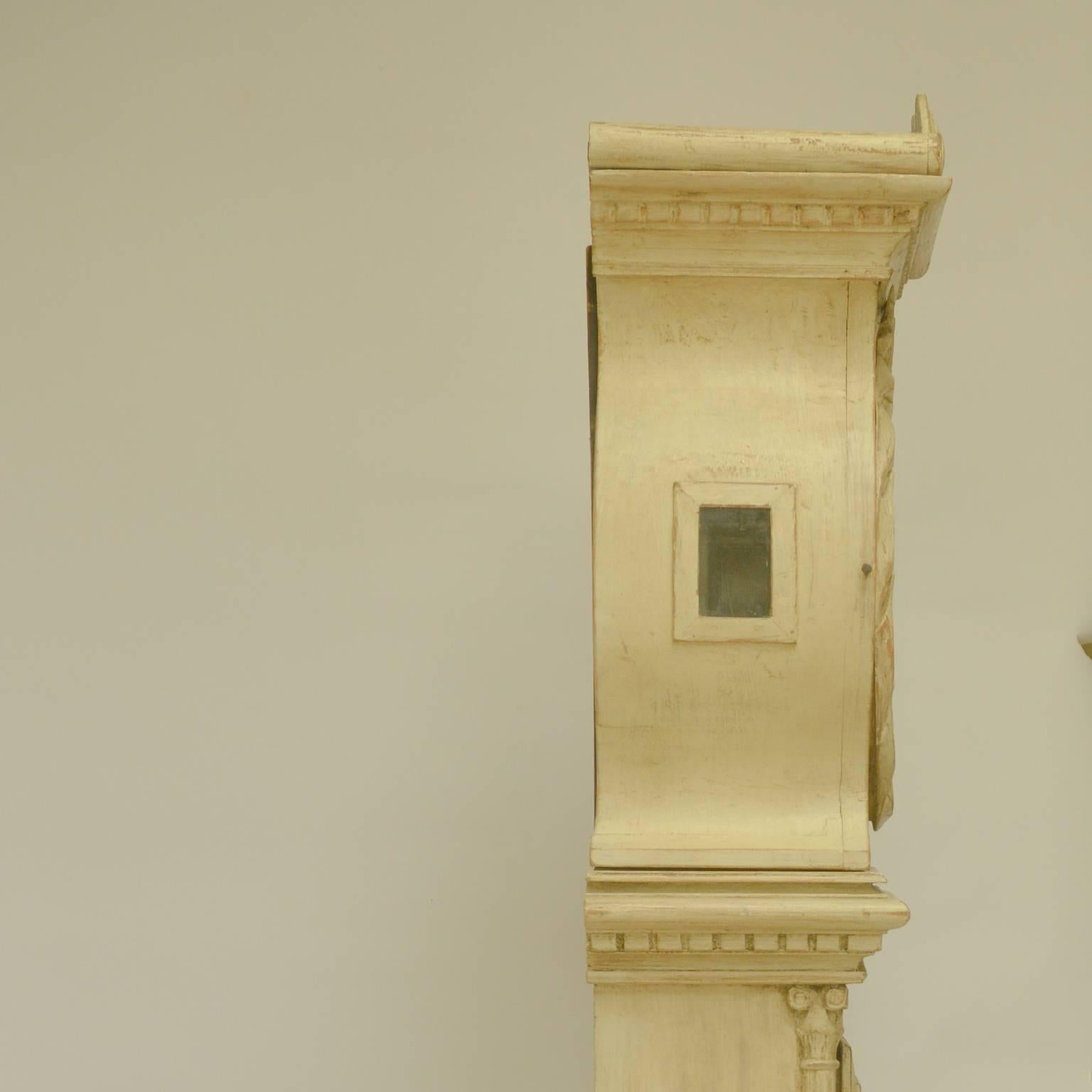 Swedish Gustavian Mora Clock Early 1800s Carved Detail Swag and Wreath Off White In Good Condition In LONDON, GB