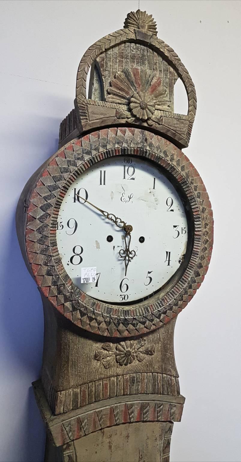 Incredibly rare antique Swedish Ångermanlandsbrud Bridal mora clock from Ångermanlands.

This clock has amazing detail to it with a host of fine carving and original paint that is heavily patinated and distressed by age. It has faded reds, greens,