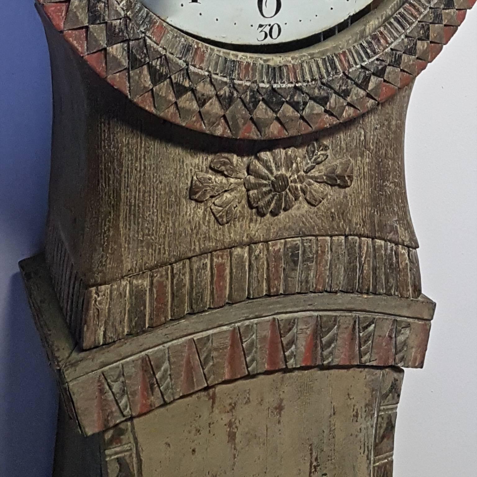 Hand-Carved Antique Swedish Mora Bridal Clock 'Ångermanlandsbrud' Early 19th Century 