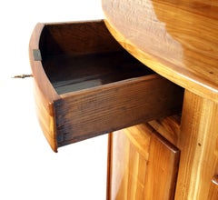 Armoire d'angle Biedermeier en cerisier massif du début du XIXe siècle