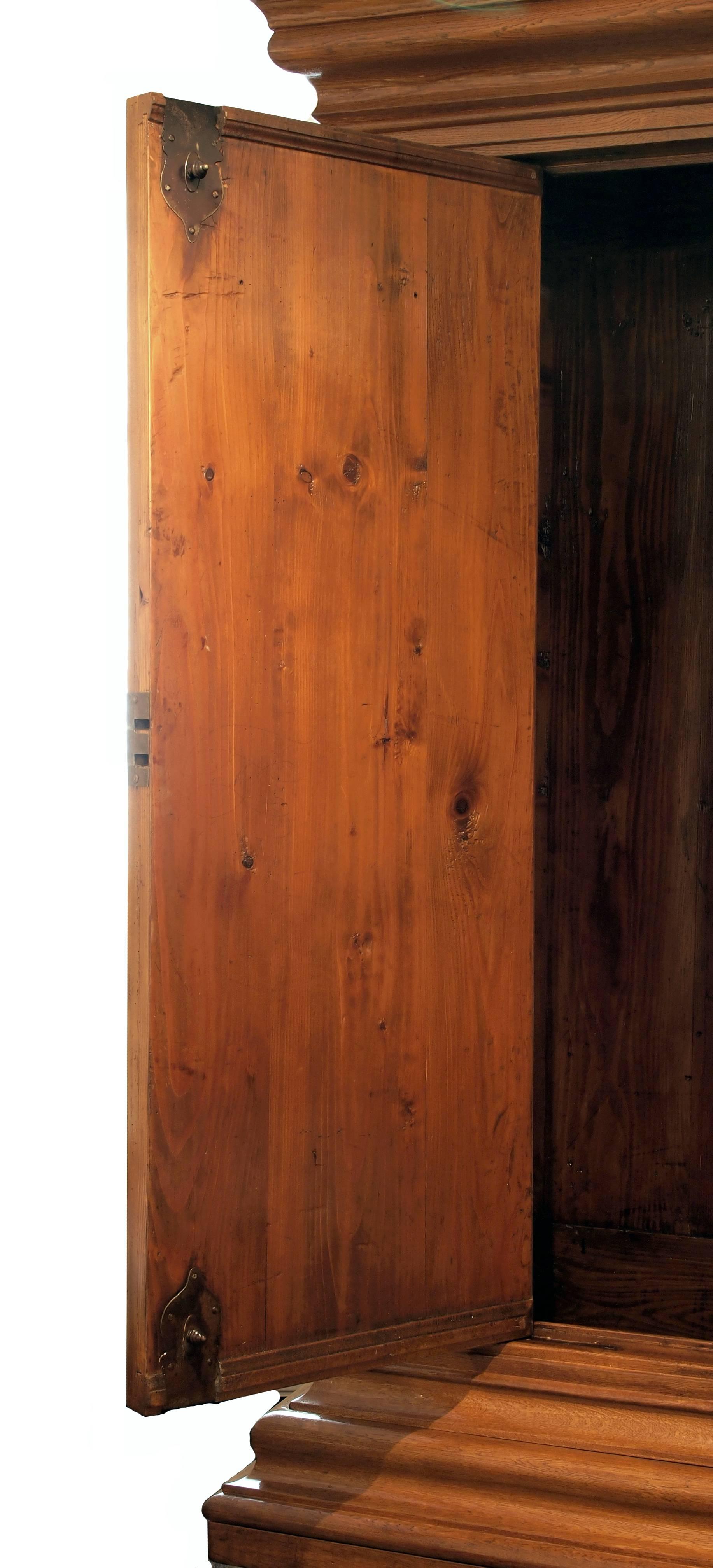 Armario barroco de madera de roble del siglo XVIII procedente de Alemania, llamado Nasenschrank Roble en venta
