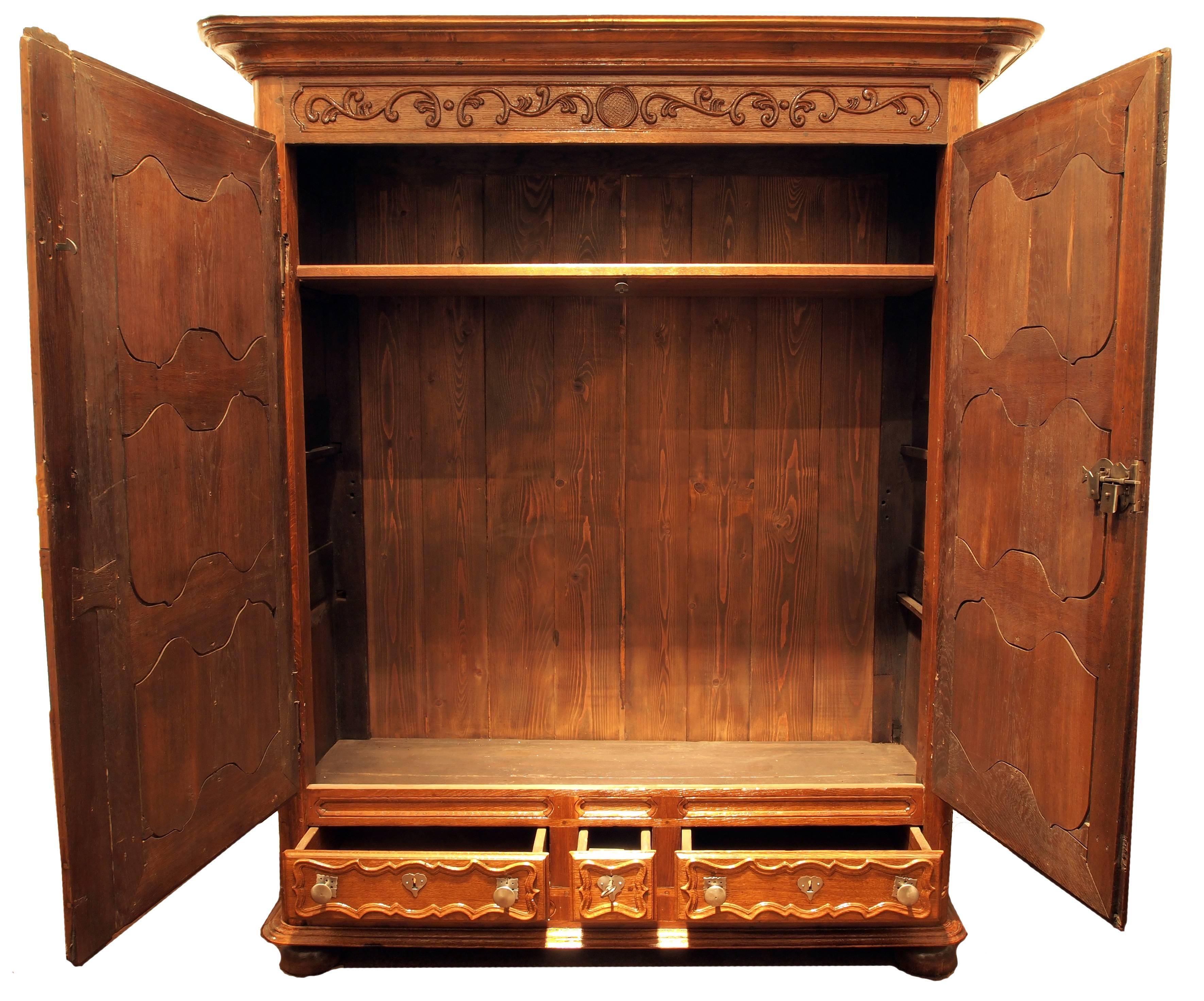 A beautiful cupboard made of Alsace, from the Baroque period, circa 1760, made of solid oak.
An interior division can be made according to your wishes in stained softwood at the time of purchase.
