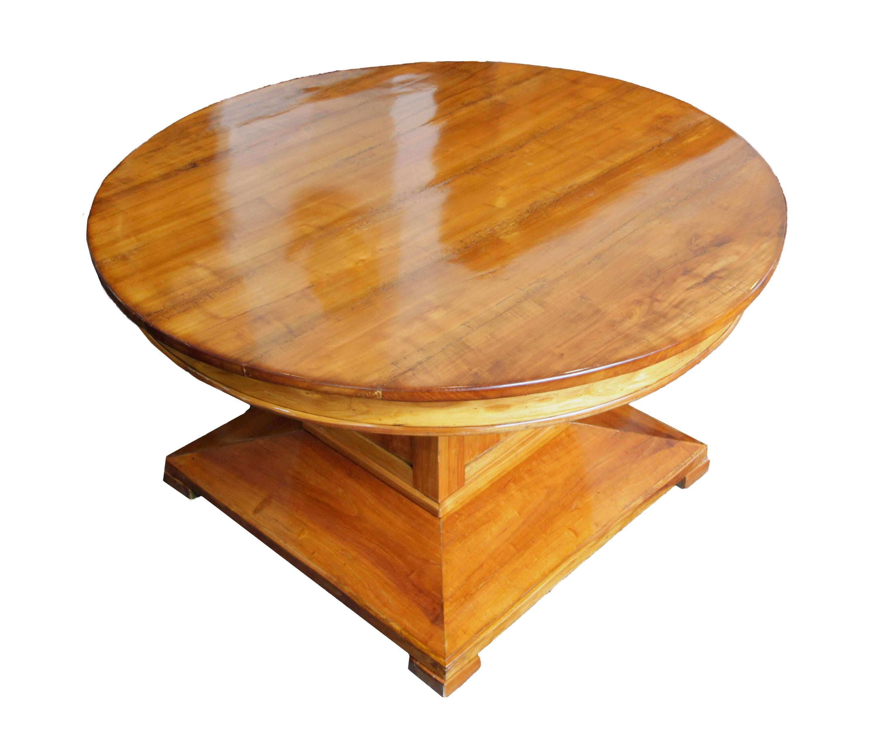 Round couch table from the time of Art Nouveau around 1910 in the style of Biedermeier in solid and veneer cheerywood. In good restored condition.