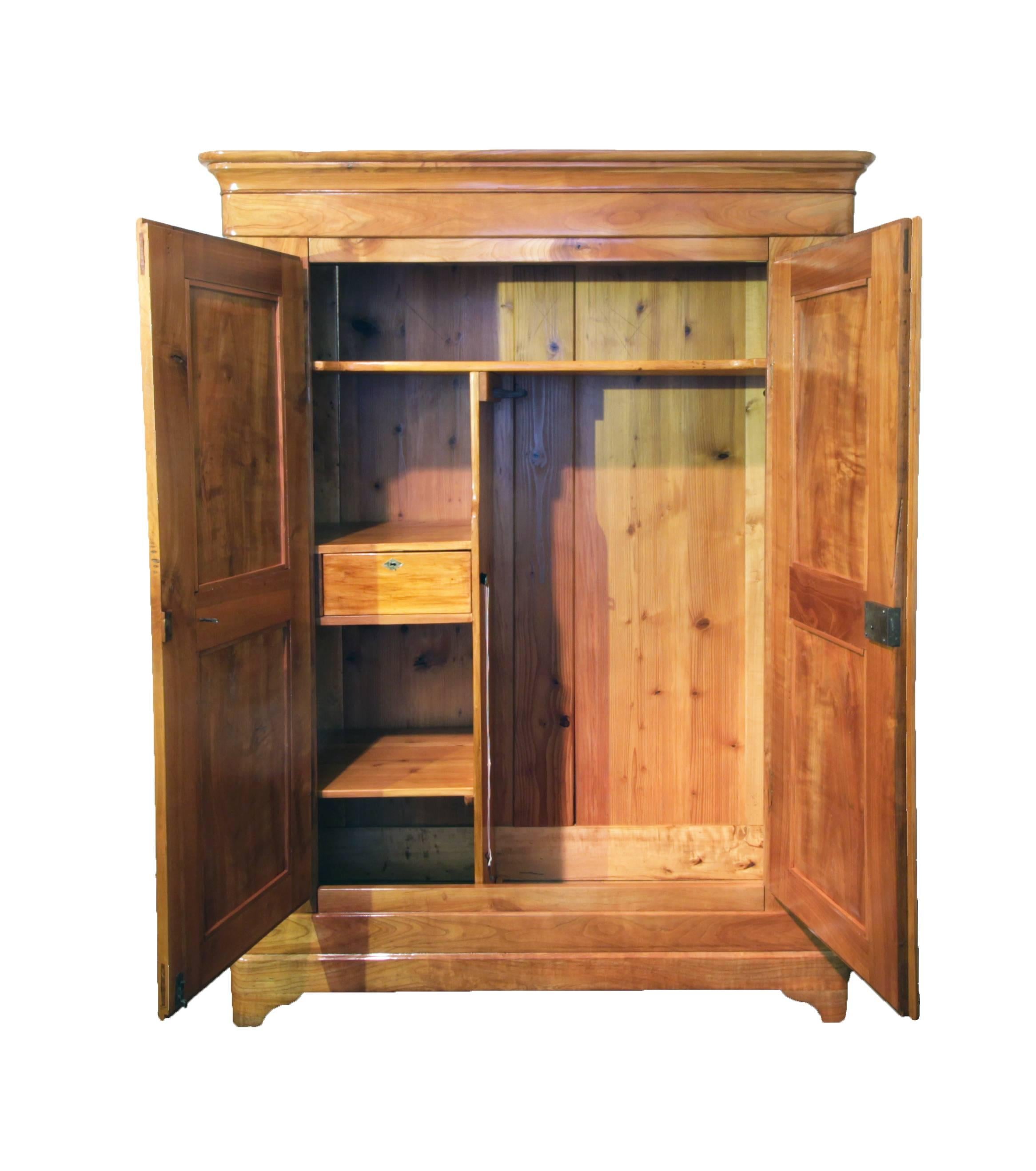 Very nice simple wardrobe from the time of the Biedermeier. Made of solid cheerywood. The wardrobe was lovingly restored by us.
The wardrobe can be dismantled and shipped dismantled. An illustrated guide for the construction is enclosed. The