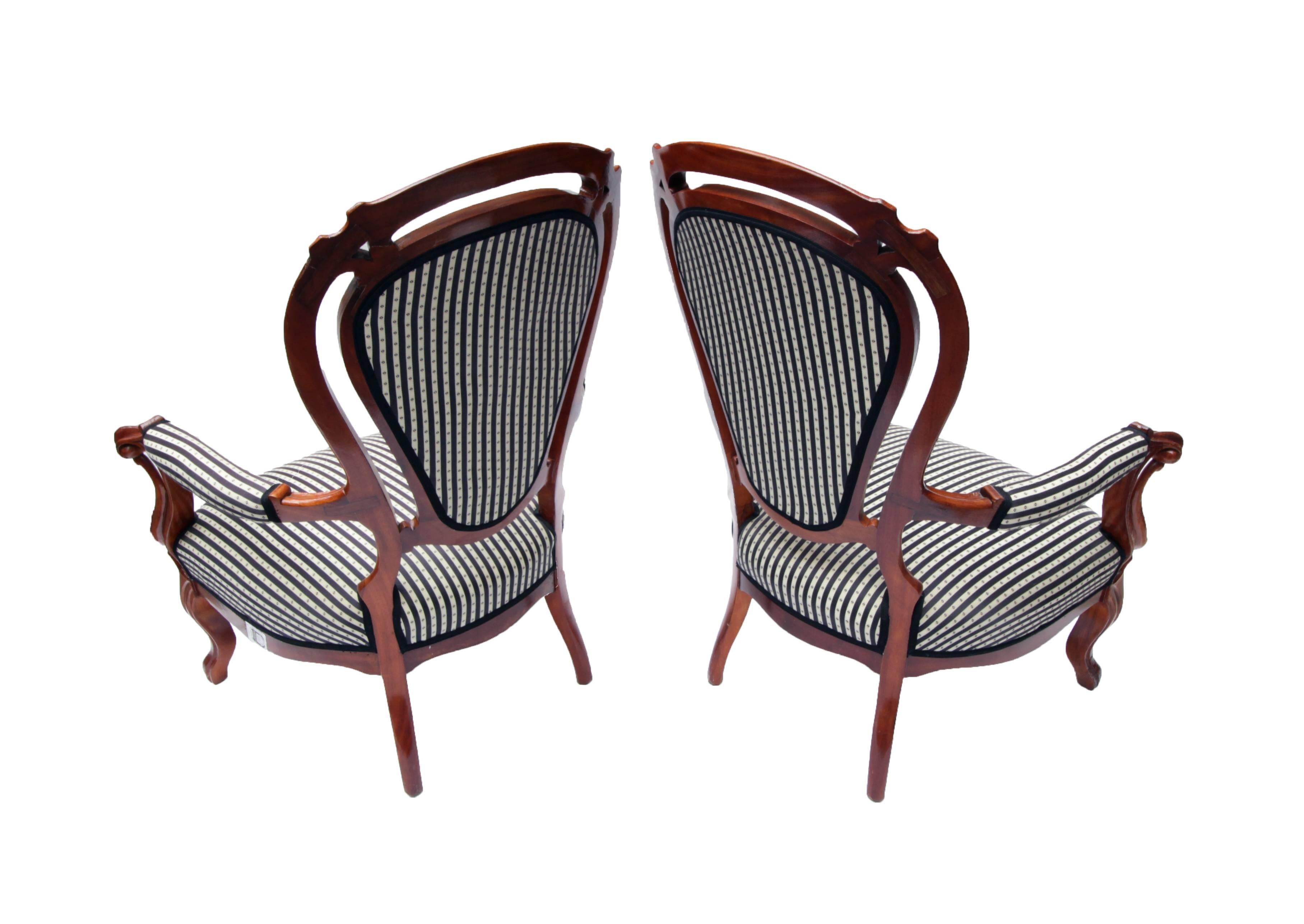 Die beiden Sessel sind in einem sehr guten Zustand und neu gepolstert. Die Stühle sind aus massivem Nussbaumholz gefertigt und stammen aus der Zeit von Louis Philippe.