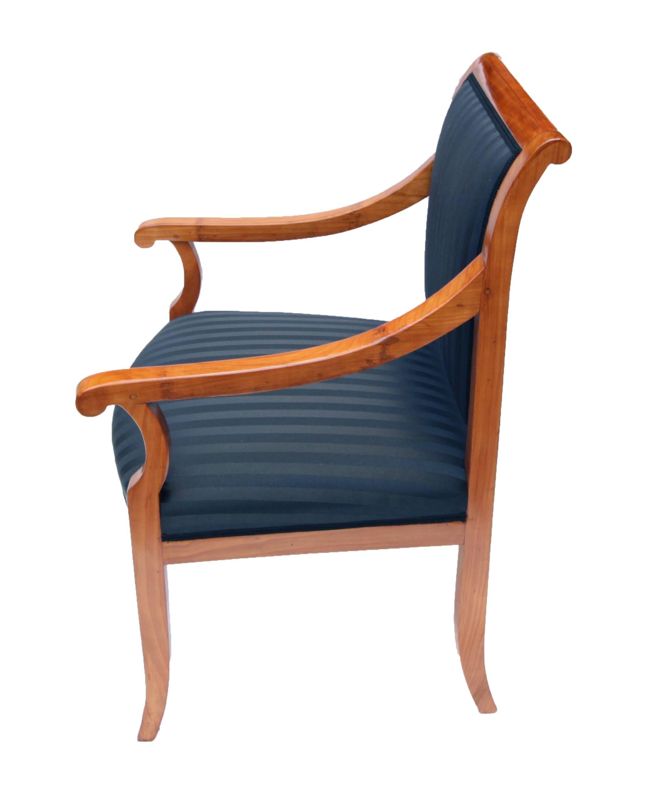 Biedermeier Sessel aus Süddeutschland, sehr guter restaurierter Zustand. Massives Kirschholz und komplett neu gepolstert.