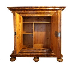 Barocker Kleiderschrank aus Nussbaumholz aus dem frühen 18. Jahrhundert, auch Wellenschrank genannt, Deutschland