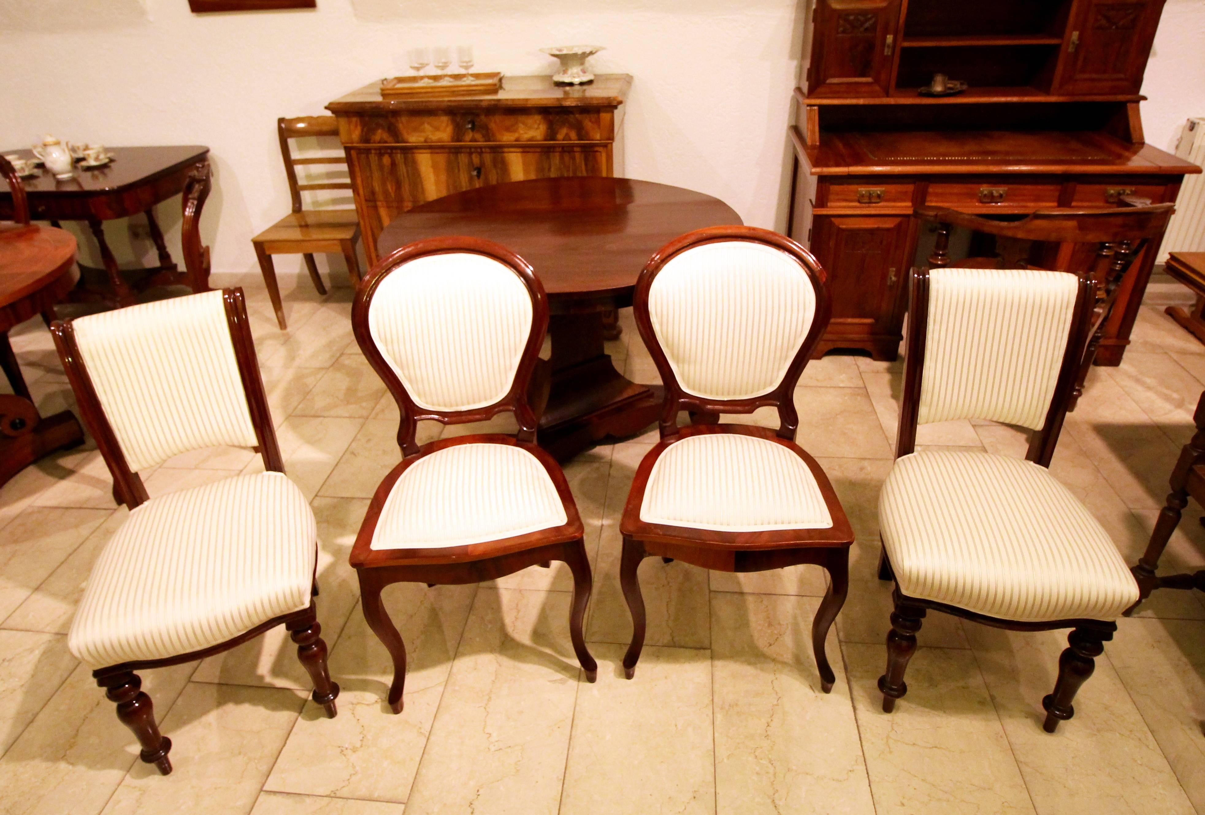 Beautiful set, four chairs and a round table, all in mahogany. The chairs are newly upholstered.

Chair dimensions:
Height: 92cm
Depth: 56cm
Width: 46cm
Seat height: 45cm.
 