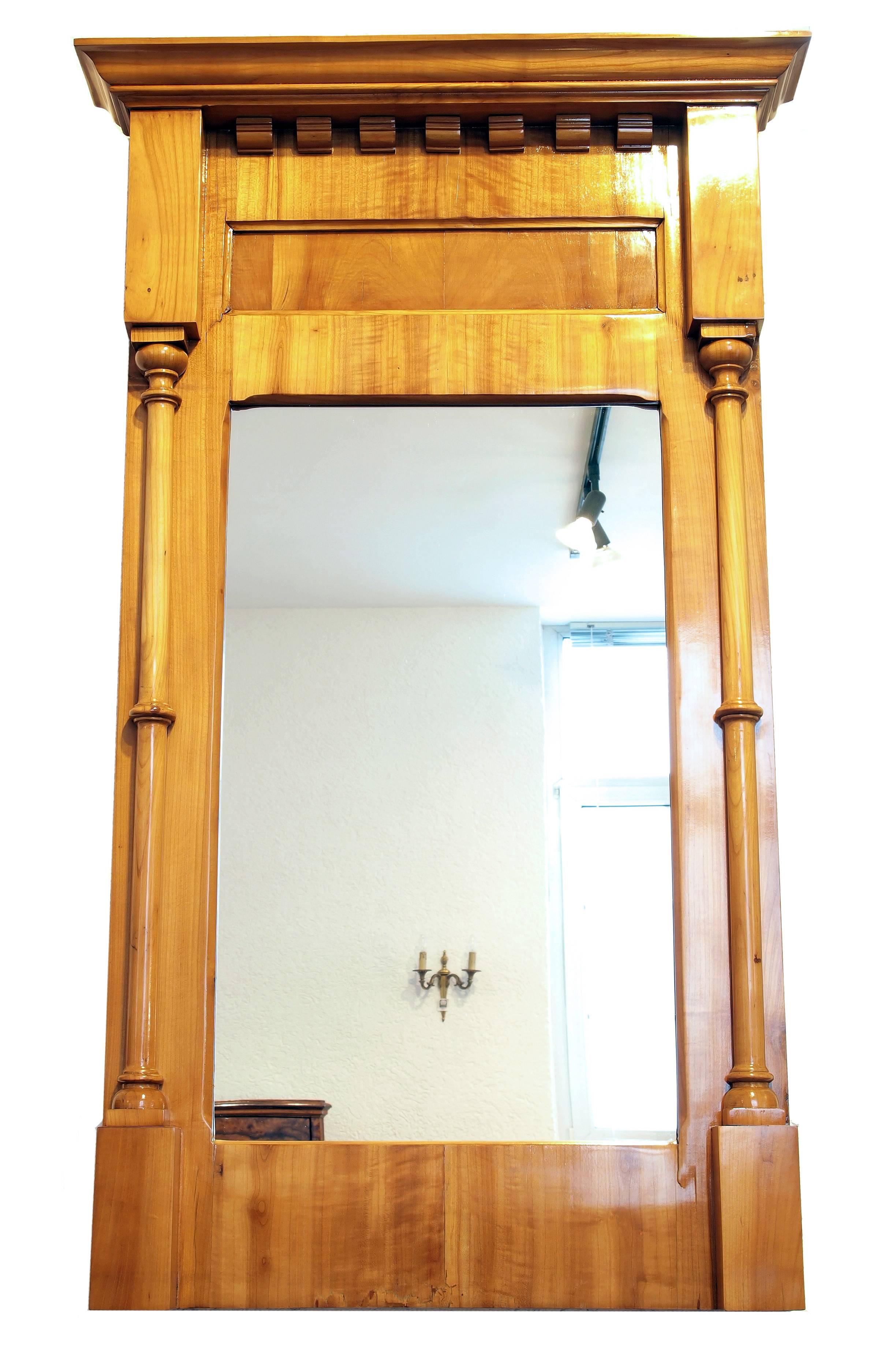 Specchio a colonna del 1830, Biedermeier, realizzato in legno di ciliegio.
Ottime condizioni di restauro.