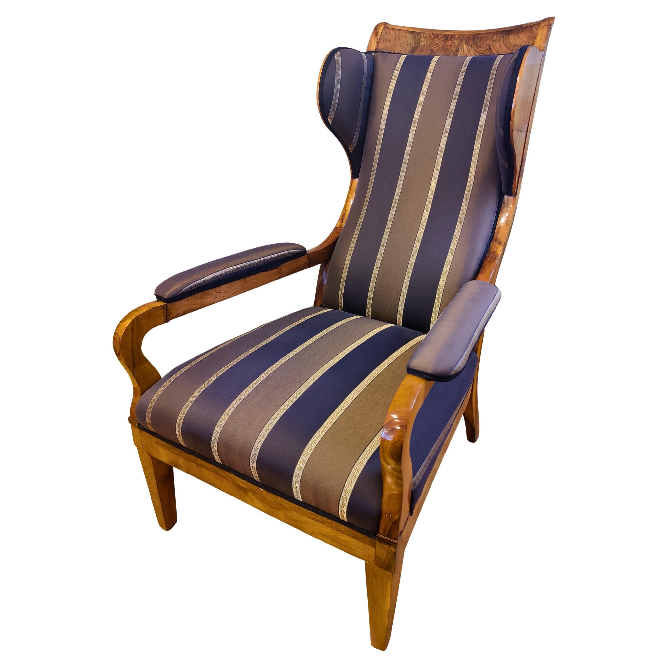 Fauteuil Biedermeier du début du XIXe siècle en noyer massif à oreilles et oreilles
