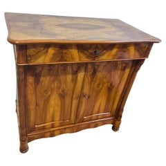 Mezzo armadio in noce Biedermeier del XIX secolo