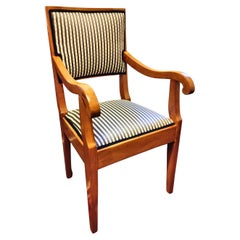 Poltrona Biedermeier del XIX secolo in ciliegio massiccio