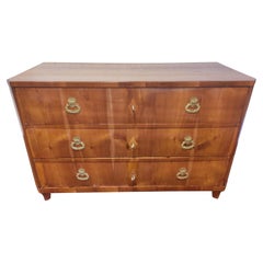 Commode in ciliegio della fine del XVIII secolo con supporti in ottone, circa 1790