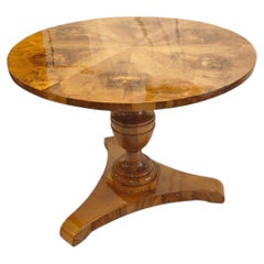 Biedermeier Round Salon Table in Walnut, South Germany, circa 1830