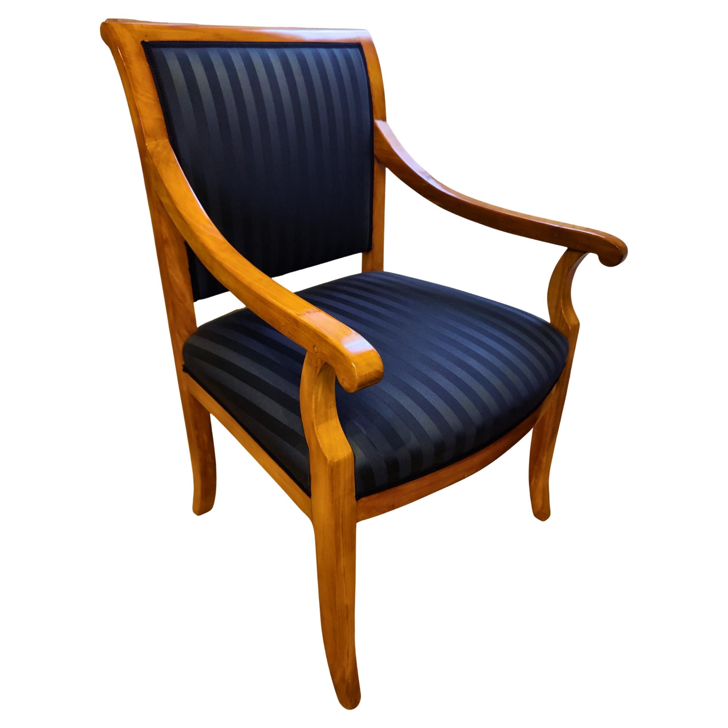 Sillón Biedermeier Siglo XIX Madera maciza de cerezo, tapizado nuevo en venta
