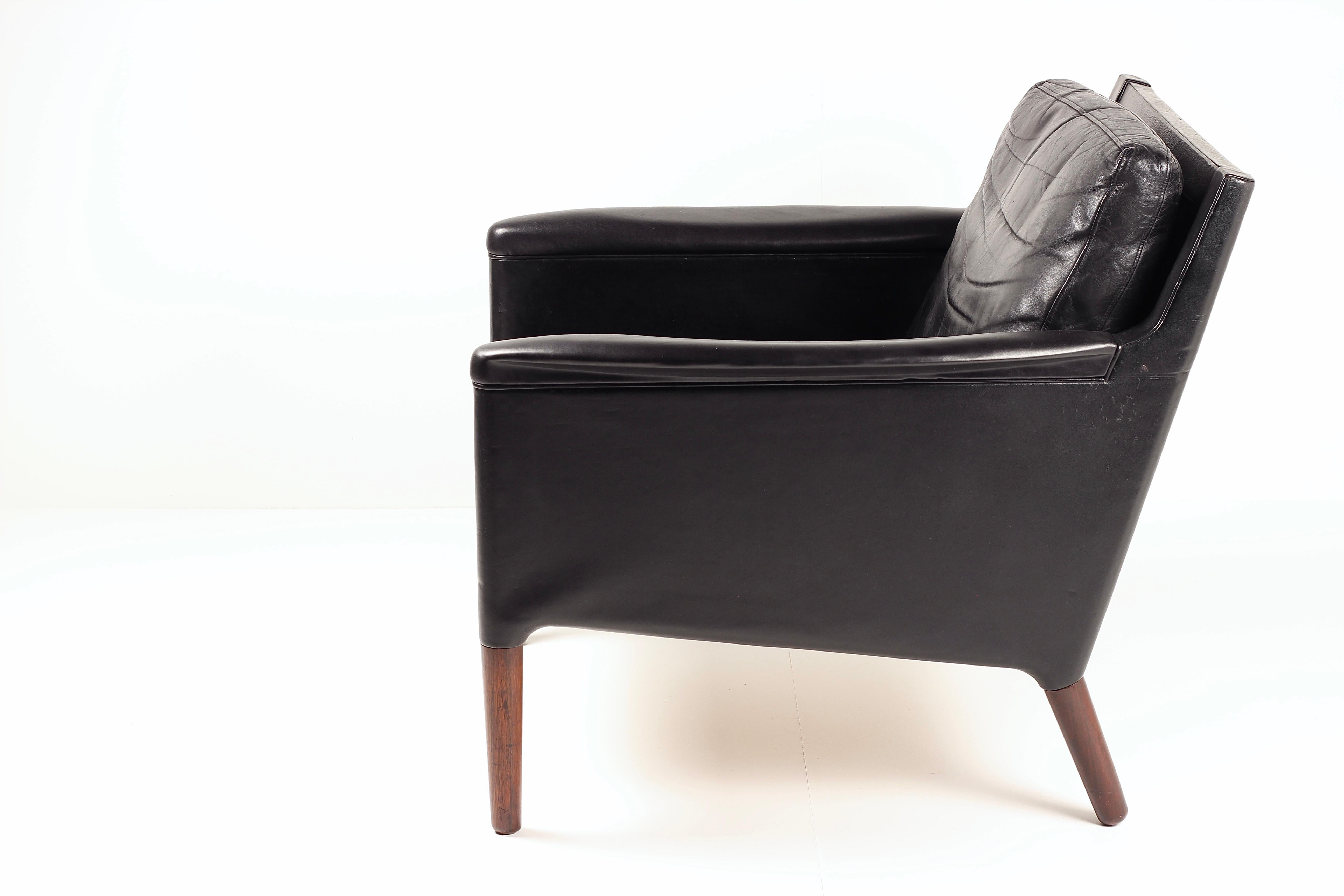 Scandinavo moderno Kurt Østervig Modello 55 Sedia da salotto in pelle nera  Design danese di metà secolo in vendita