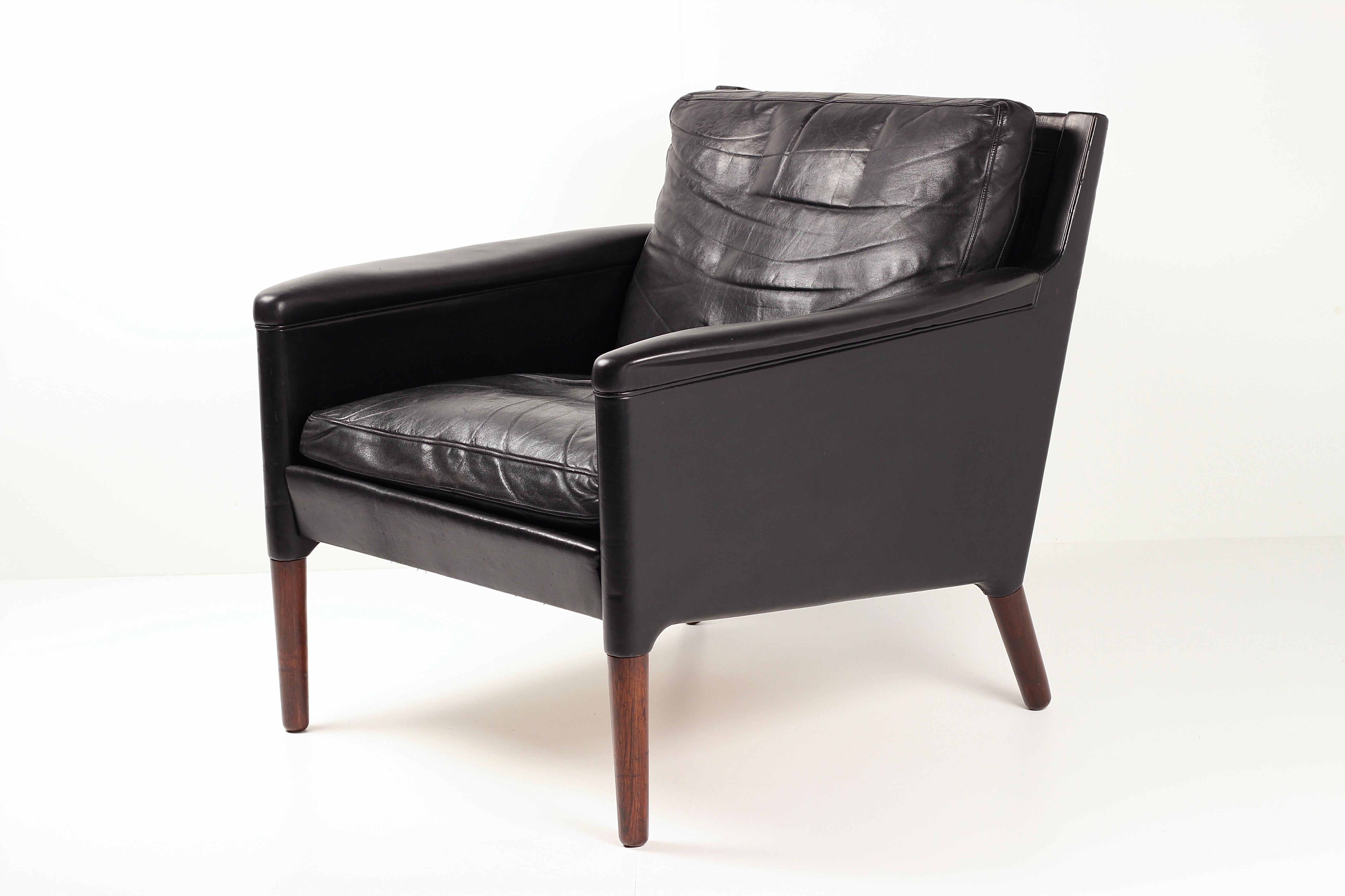 Kurt Østervig per Centrum Møbler  Model 55 Sedia da salotto in pelle nera, Danimarca, anni '60

Questa straordinaria poltrona Model 55 incarna la maestria di Kurt Østervig nel combinare la forma scultorea con la funzionalità quotidiana. Il suo