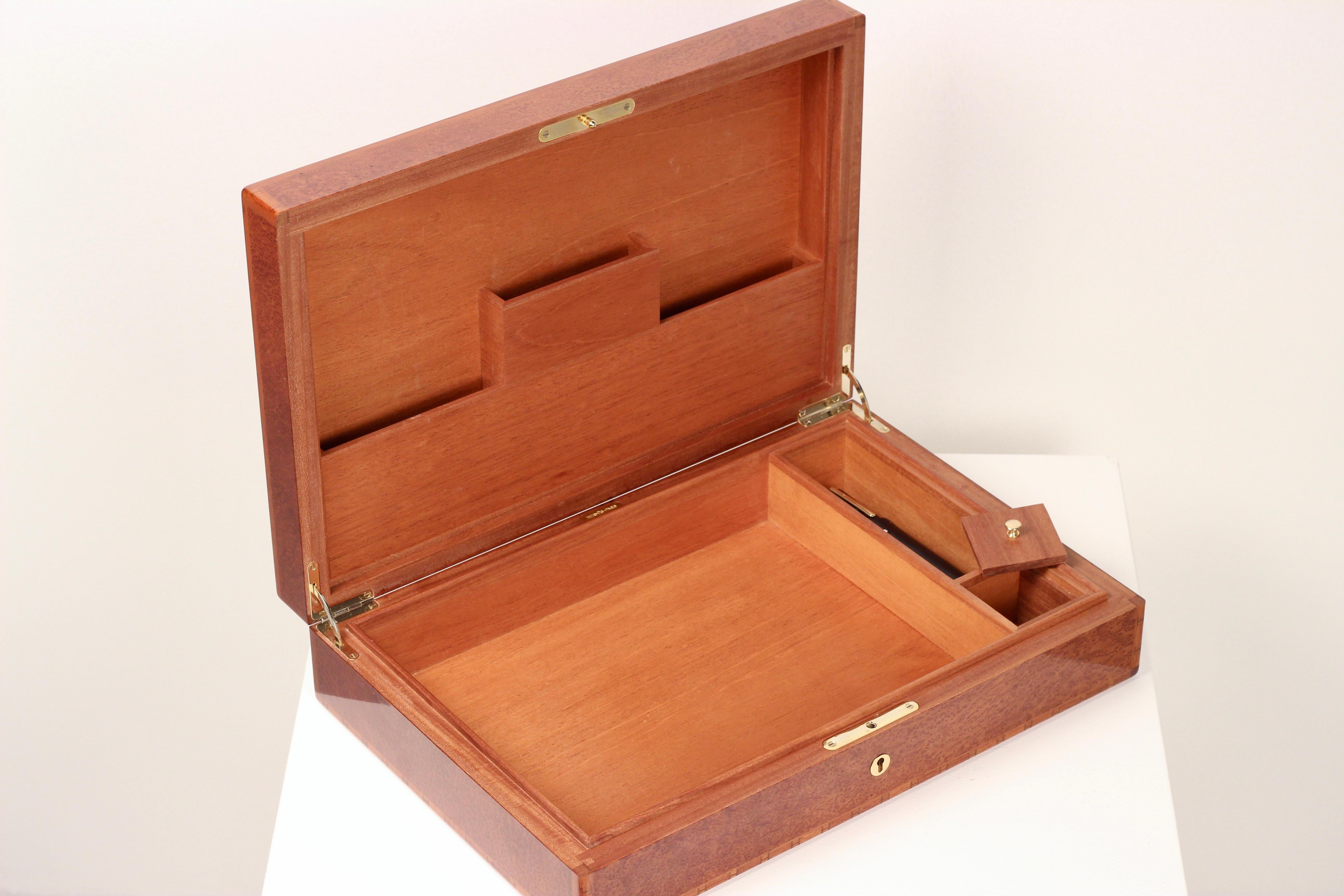 Hermès Paris  Mahagoni-Briefpapier / Korrespondenzkasten, 1988

Dieses raffinierte Hermès-Korrespondenzetui ist ein Beispiel für die Hingabe der Maison an Handwerkskunst, Diskretion und zeitlosen Luxus. Er wurde 1988 hergestellt und besteht aus
