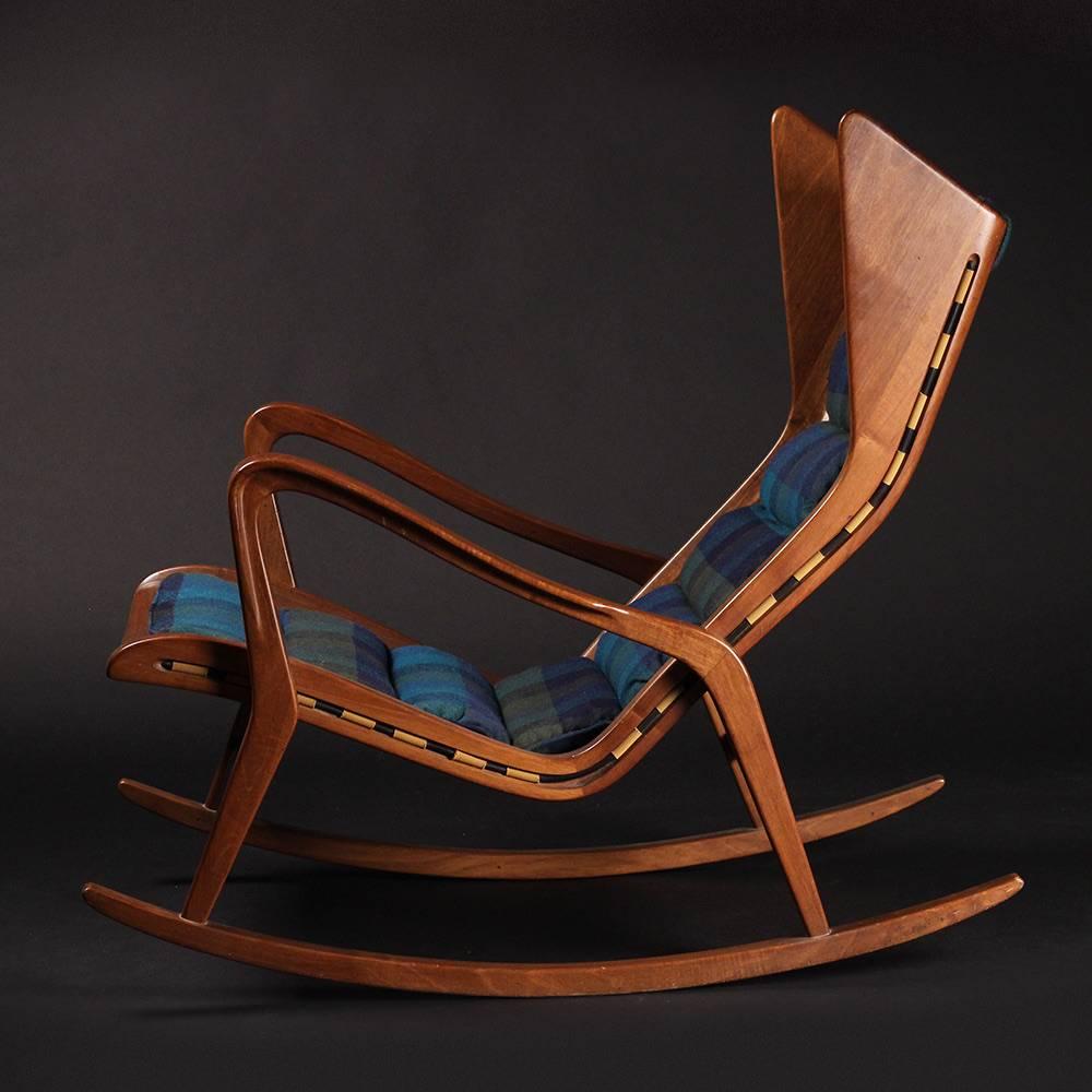 Une incroyable et très rare chaise à bascule (a été attribuée à Gio Ponti dans le passé et présente une forte et frappante ressemblance avec ses dessins) en noyer, caoutchouc et tissu pour Cassina, Italie, années 1950. Des techniques de production