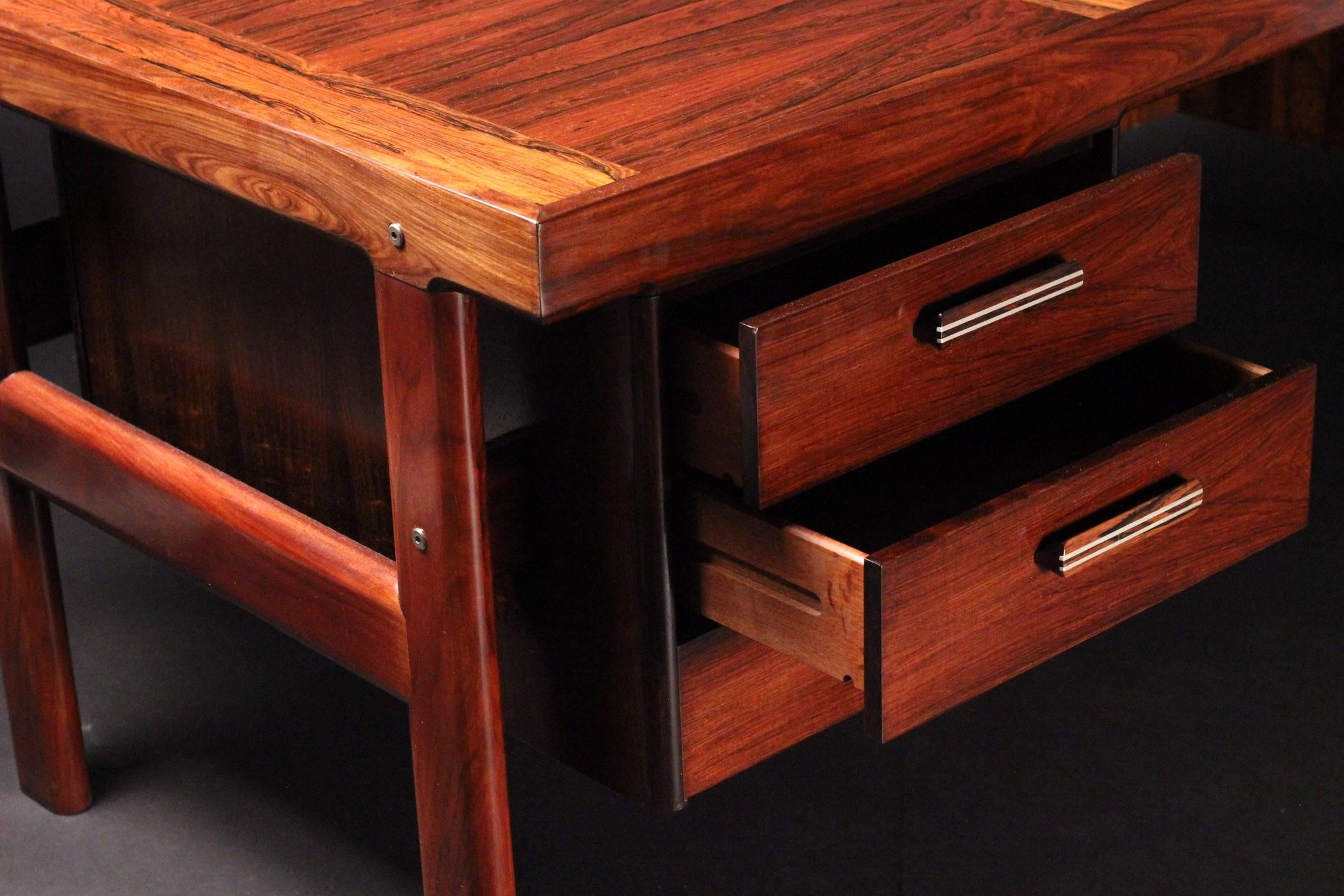 Made from Brazilian rosewood this highly desirable statement piece conveys stature and quality. With a wonderful grain pattern it would likely become the centrepiece of any study or office.

 