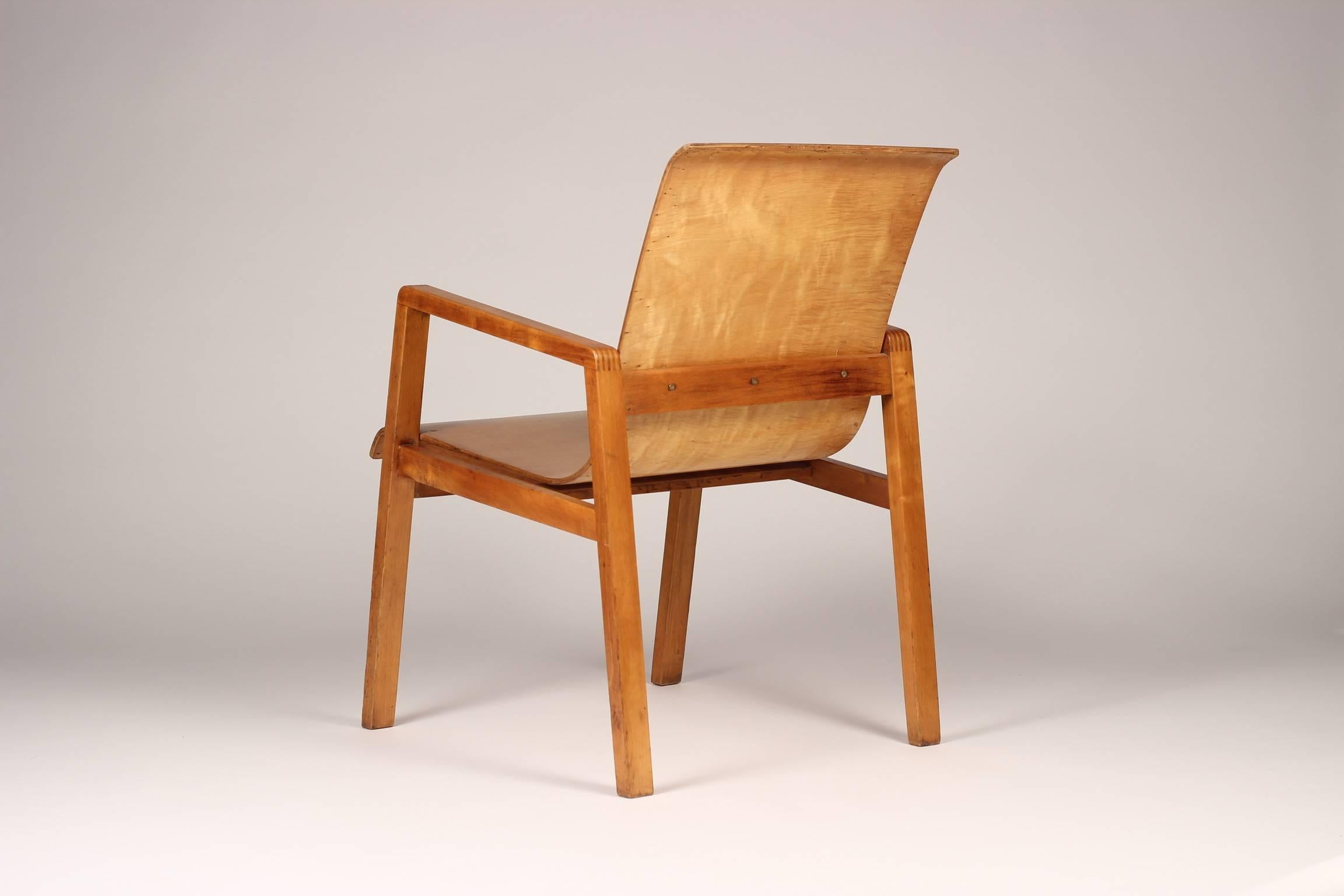 An early and exceptionally rare Alvar Aalto Hallway chair, which was originally designed for the Paimio Sanitorium. The chair bears to the verso an original Finmar label.