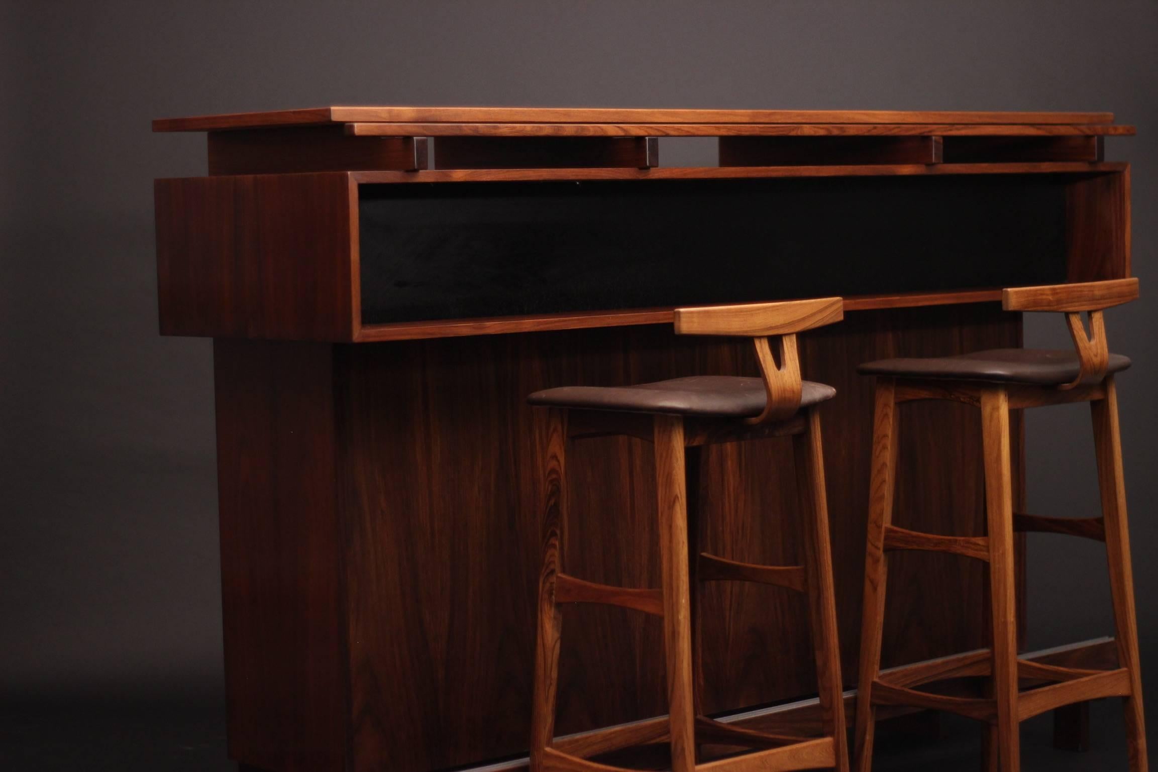 Scandinavian Modern Danish Rosewood Dry Bar/ Cocktail Bar by Dyrlund In Good Condition In London, GB