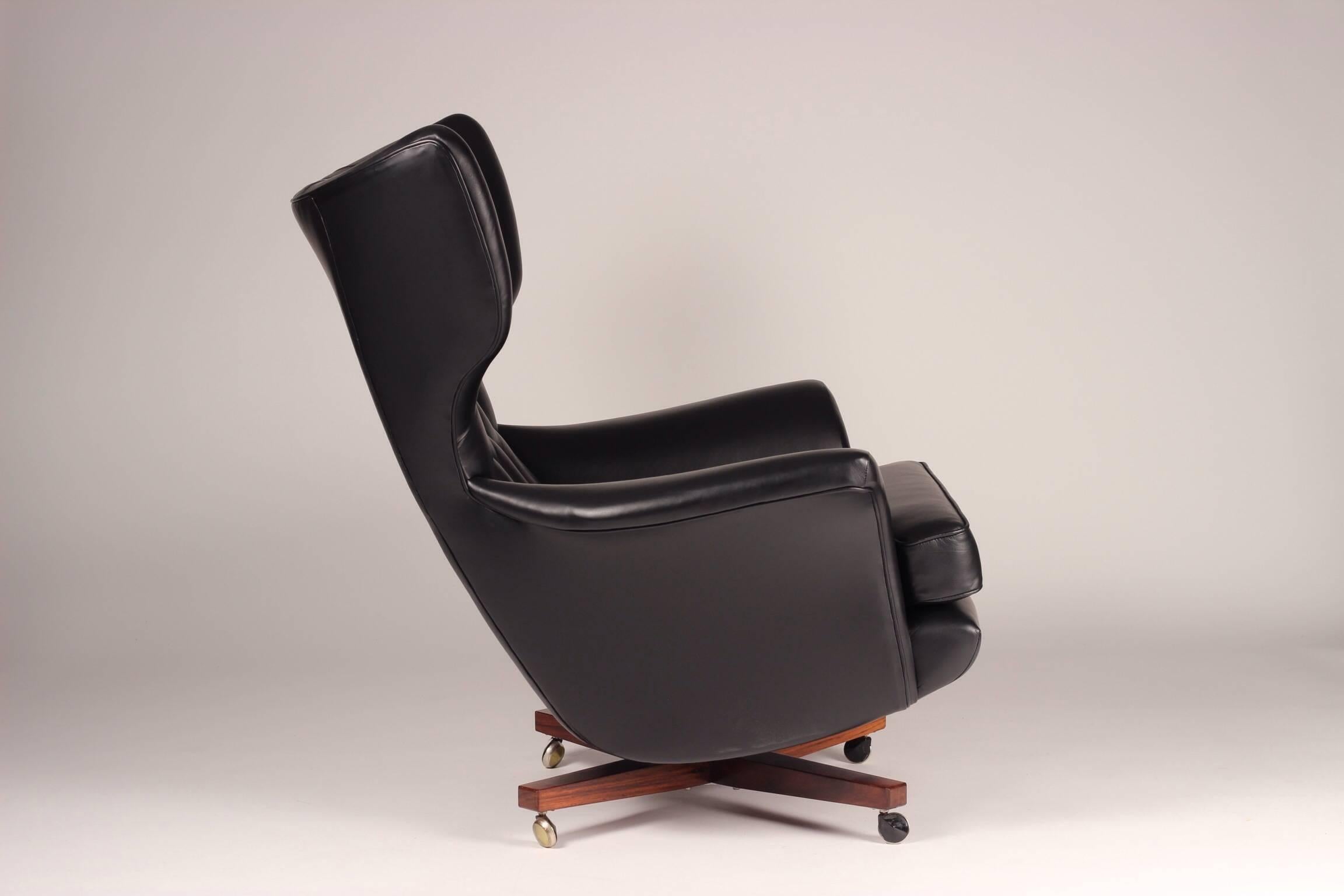 Mid-Century Modern Lounge Chair & Ottoman in Italian Leather by G Plan Model 62 In Excellent Condition In London, GB