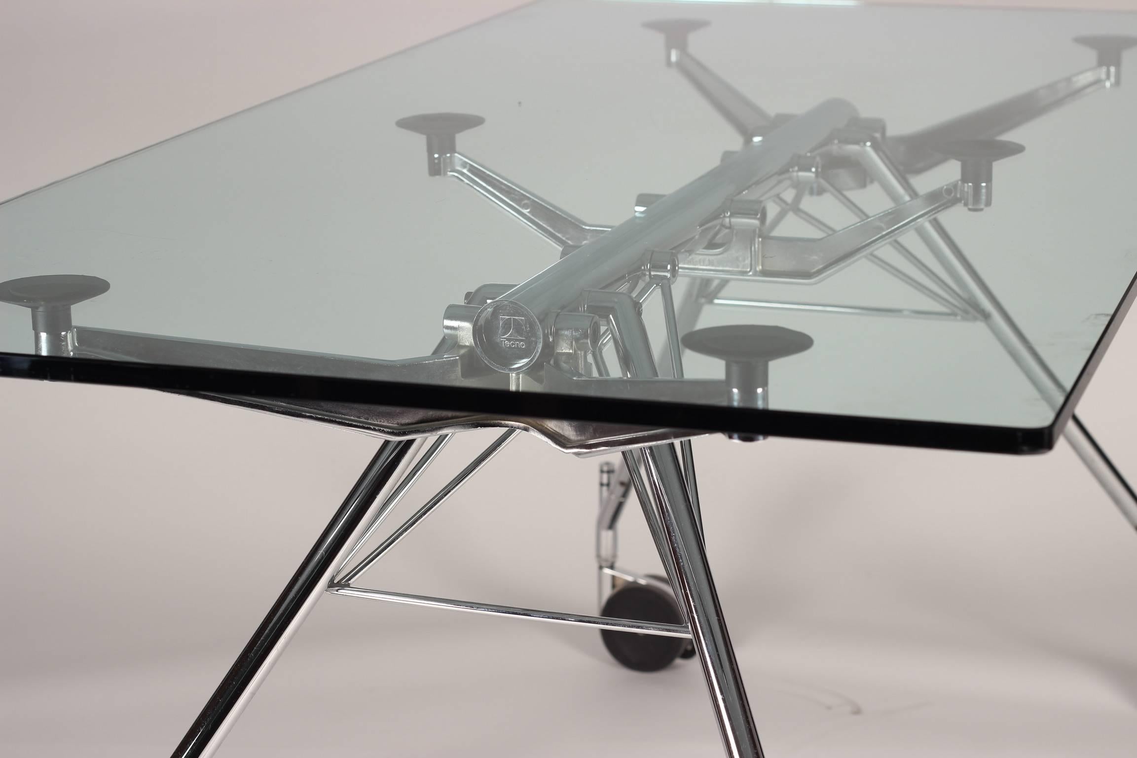 Designed by the World renowned Architect Sir Norman Foster The Nomos table, has been awarded numerous International Design prizes, including the Compasso d'Oro in 1987, it is one of Tecno's crowning glories amongst a history of successful pieces.