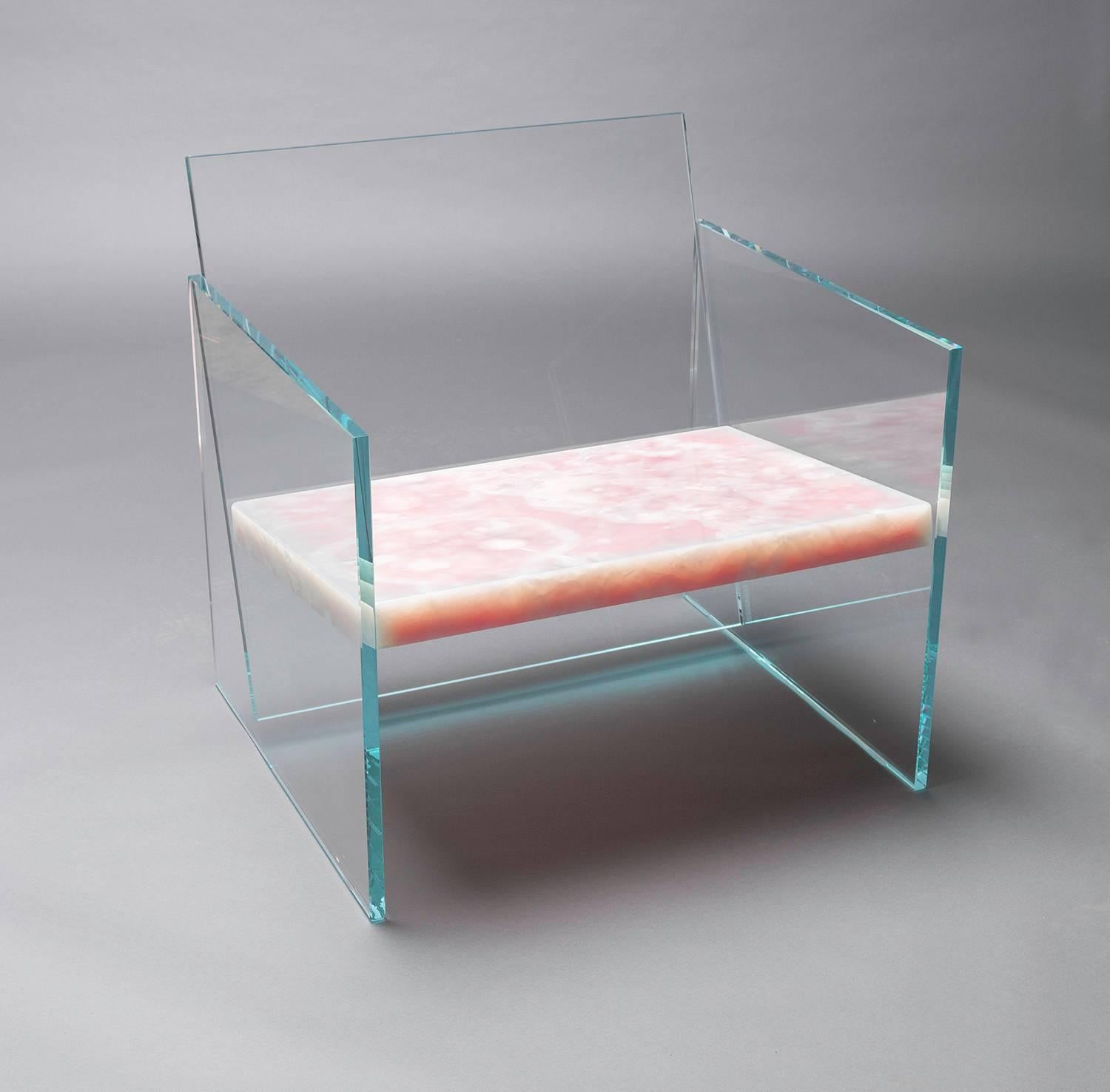 Lounge chair in 3/4" ultra clear tempered glass with 2"1/4 laminated onyx slab. The chair uses no
hardware or mechanical fasteners and is assembled using only UV bonding. Each piece has been
stamped and numbered and comes with a