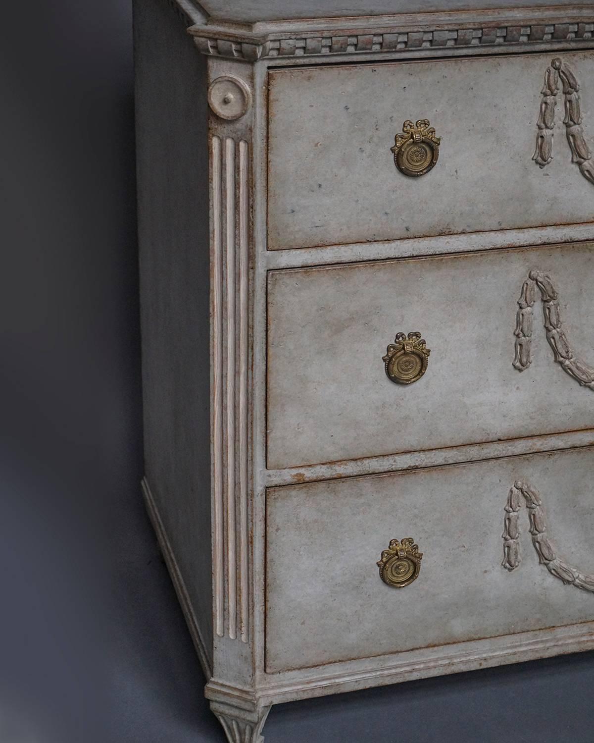 Neoclassical Chest of Drawers with Beautiful Detail (Schwedisch)