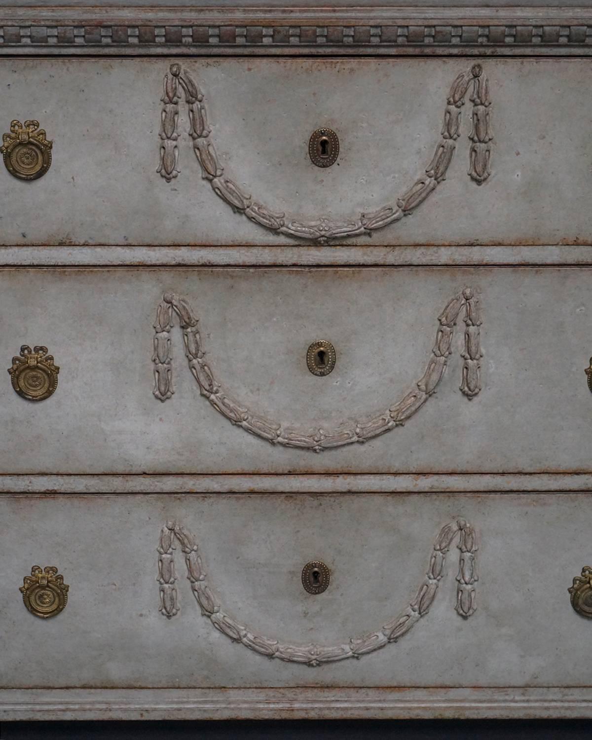 Neoclassical Chest of Drawers with Beautiful Detail (Handgeschnitzt)