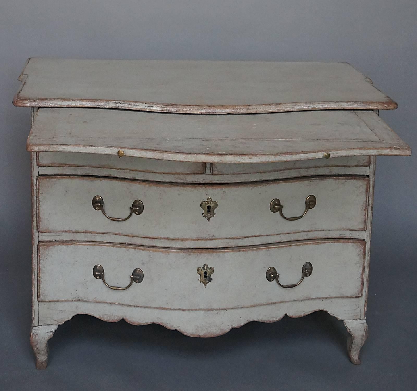 Period Baroque chest of drawers, Sweden, circa 1760, with a pull-out tray above the two over two drawers. Shaped top and ogee legs.